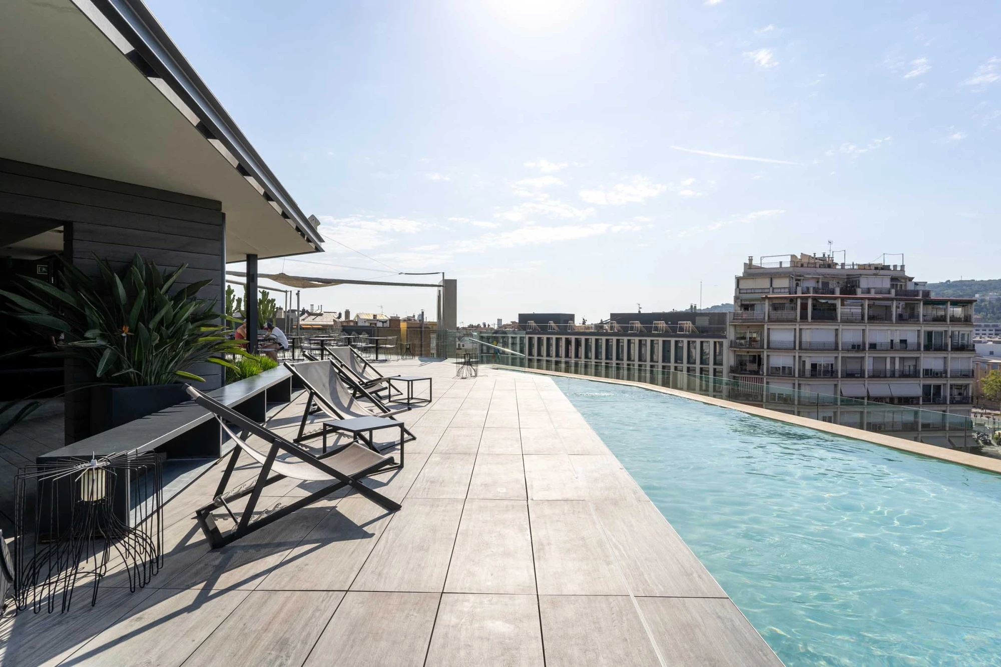 Piscina - solárium B_Pool | B-Hotel