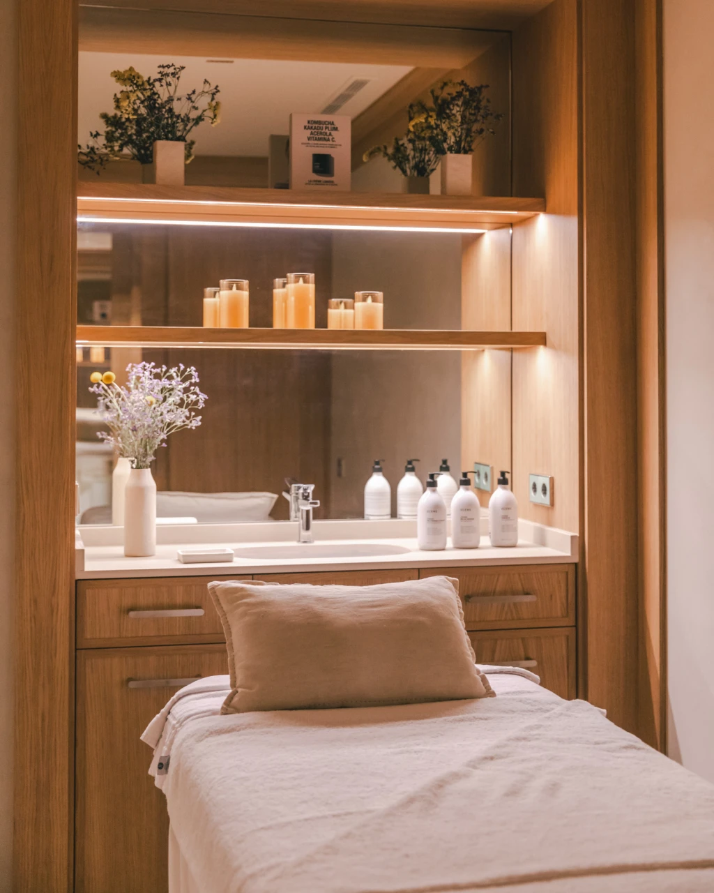 Das Bild zeigt einen eleganten Innenraum mit moderner Einrichtung und dekorativen Details, die Komfort und Stil vermitteln und sich ideal für ein anspruchsvolles Hotelerlebnis eignen.