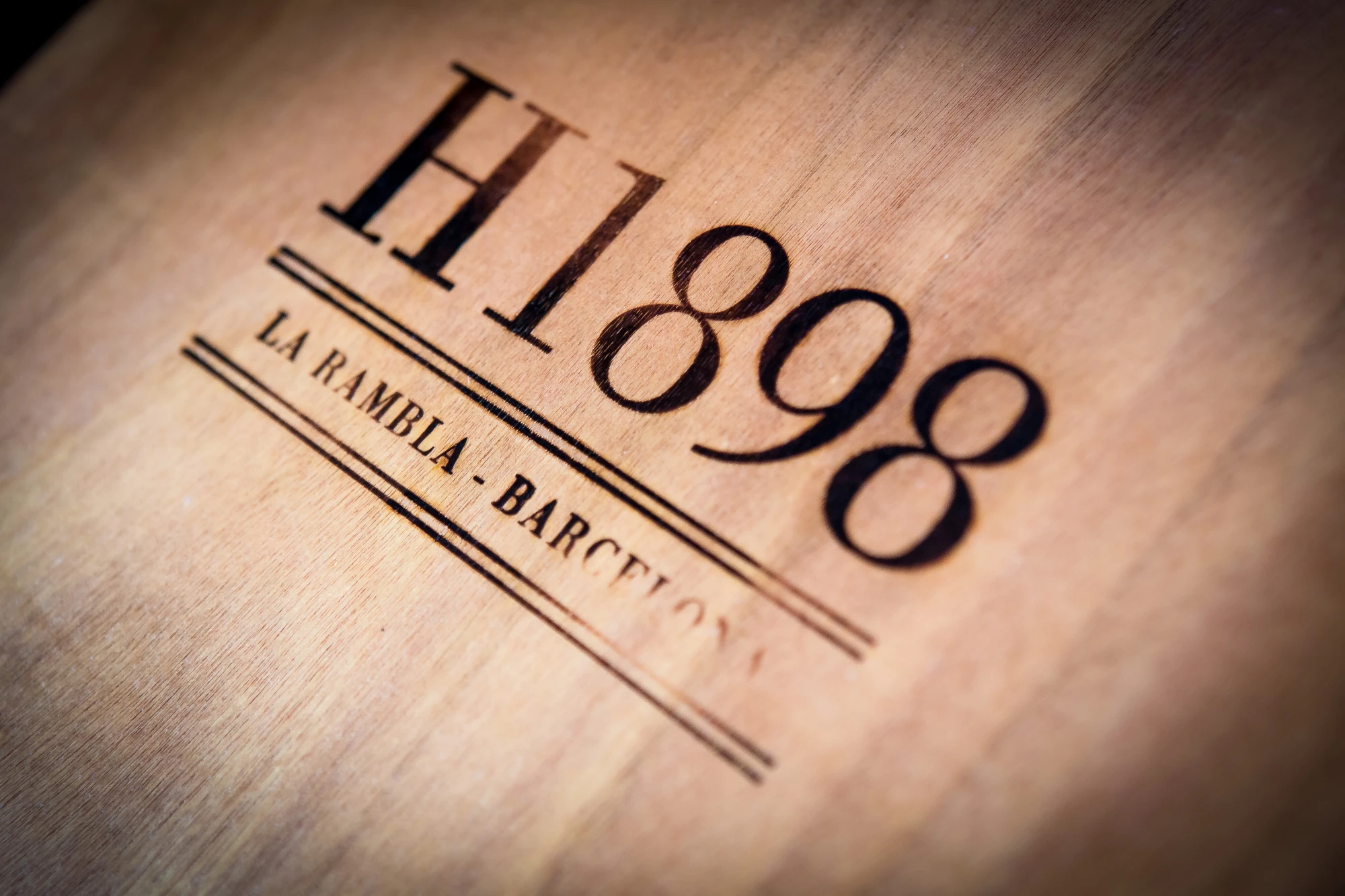 En un fons clar, es veu un logotip amb el text H1898 i LA RAMBLA BARCELO.