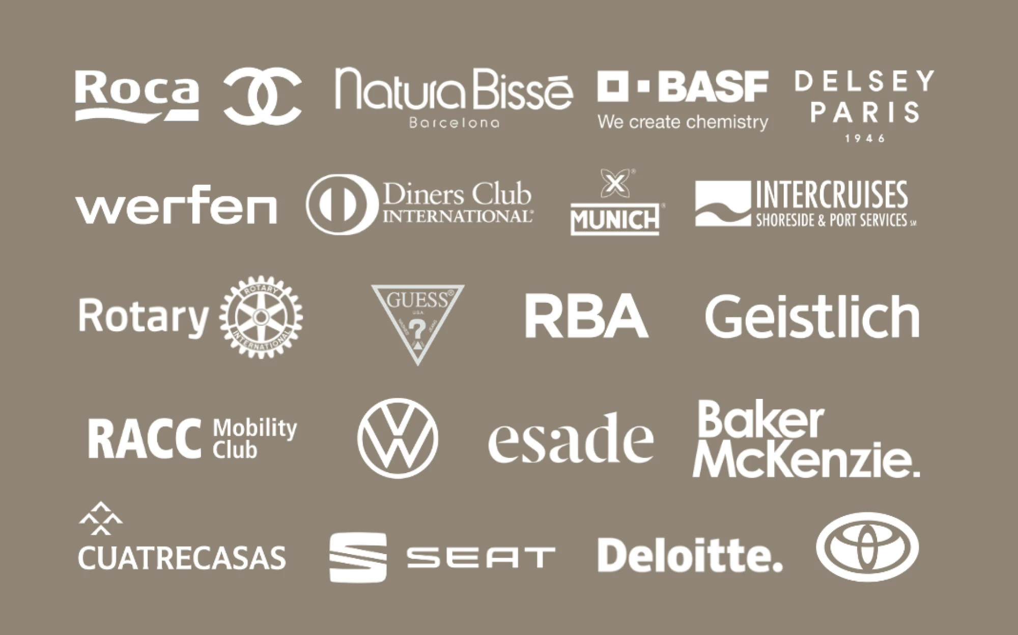 La imagen muestra un espacio interior con un diseño moderno y elegante, destacando detalles en tonos neutros y materiales de alta calidad.