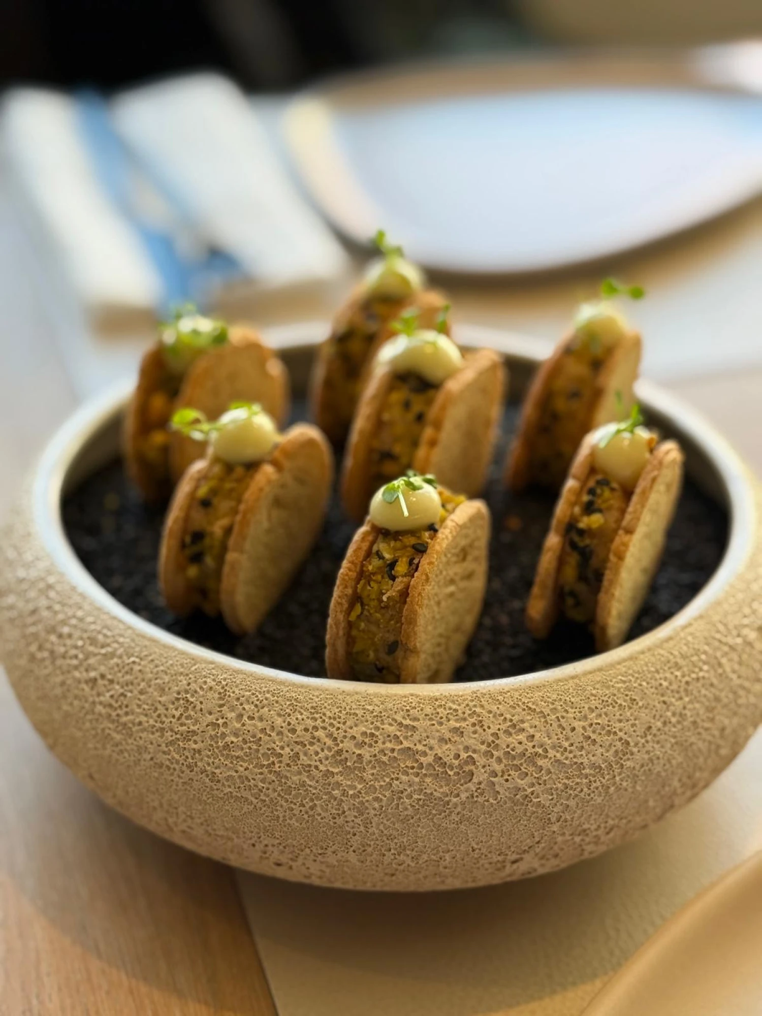 Una vista del interior de un hotel que muestra un ambiente moderno y acogedor con mobiliario elegante y decoración contemporánea.