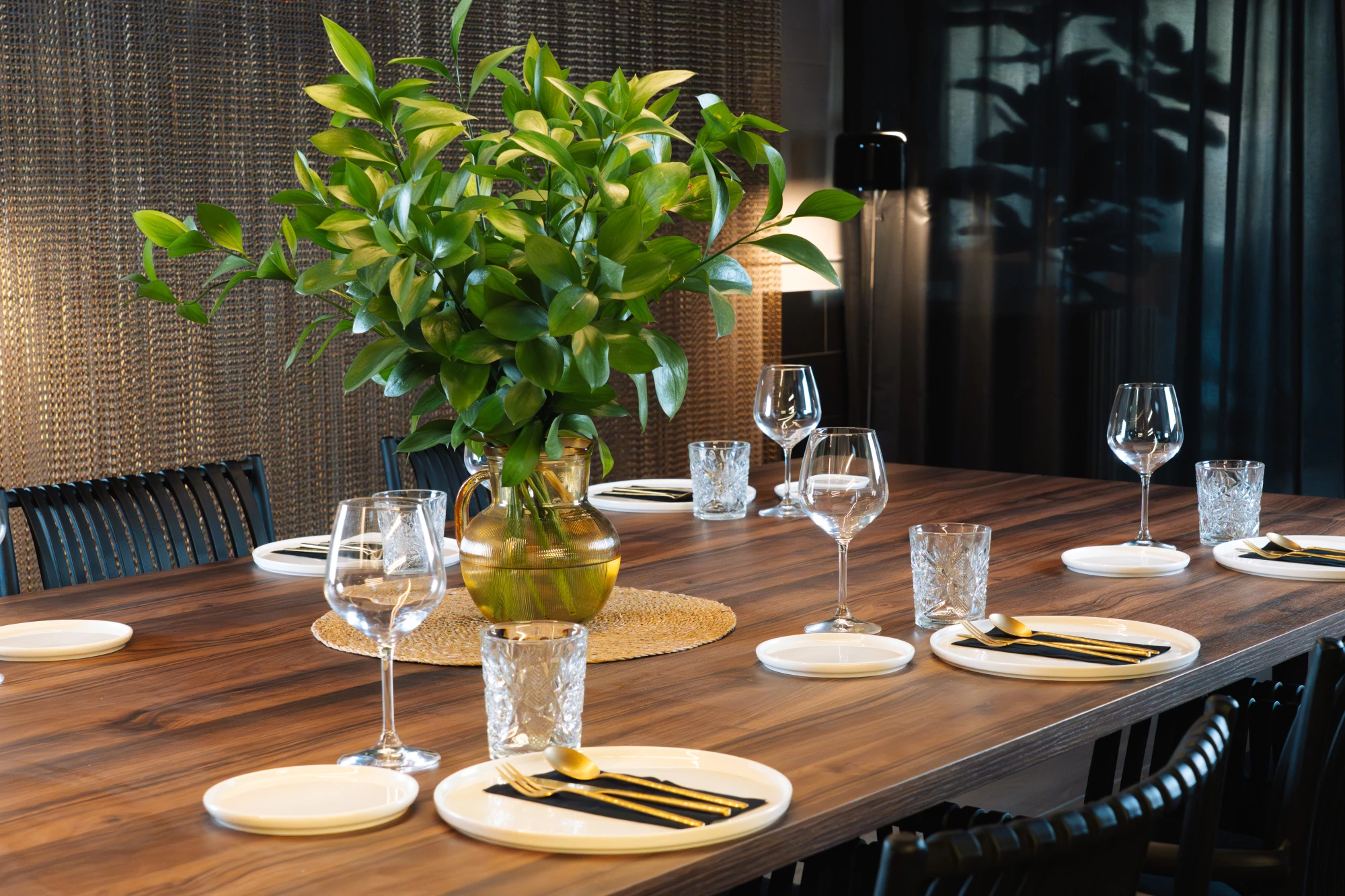 Una imagen que muestra una presentación de catering elegante y sofisticada, con platos cuidadosamente dispuestos en un entorno refinado, ideal para eventos exclusivos.