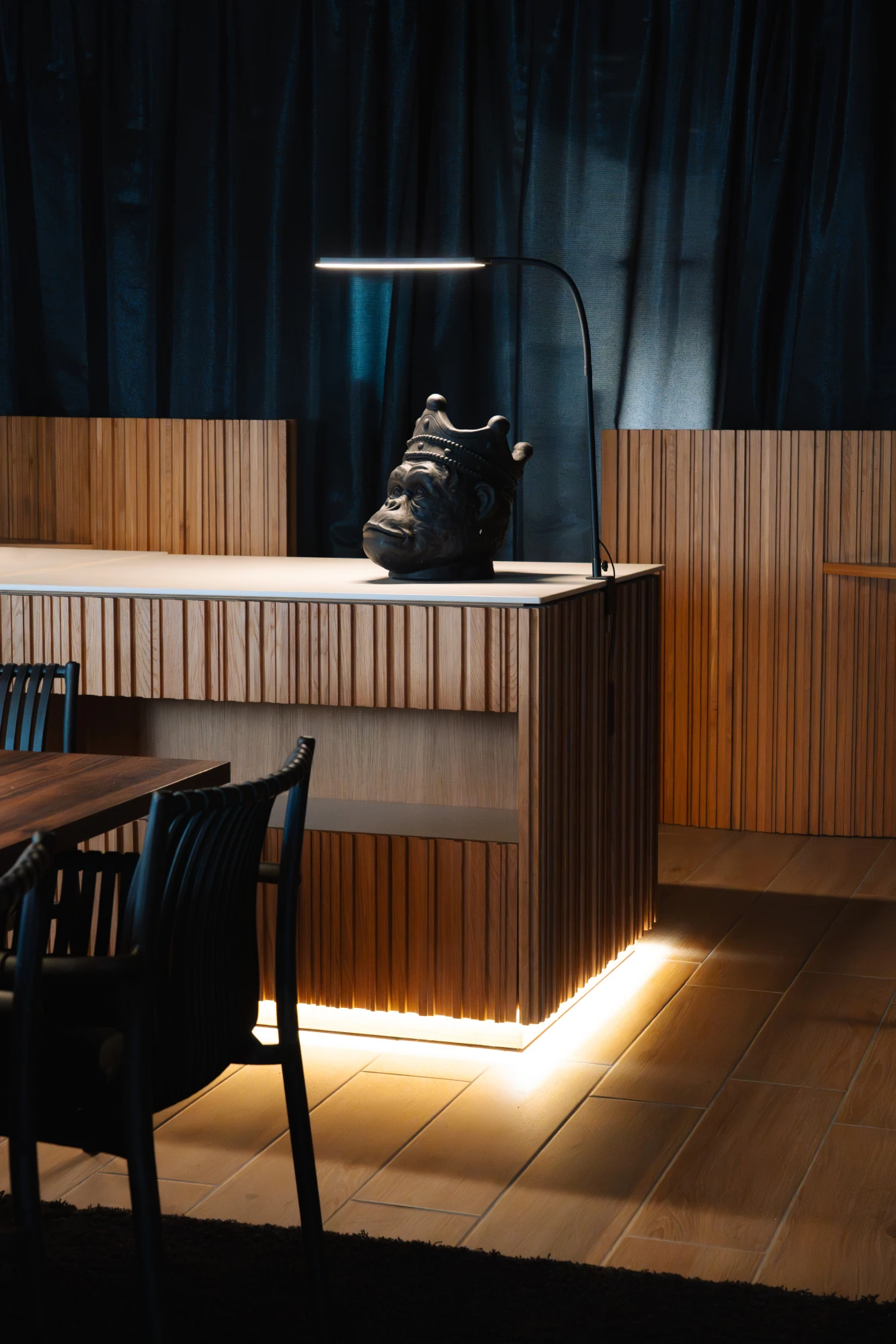 Una presentación elegante de catering con platos cuidadosamente dispuestos, destacando la calidad y el estilo sofisticado, ideal para eventos exclusivos.