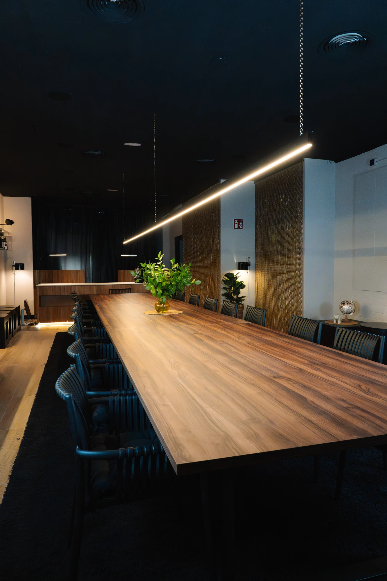 Una presentación elegante de catering con platos cuidadosamente dispuestos, reflejando un estilo sofisticado y de alta calidad, ideal para eventos exclusivos.