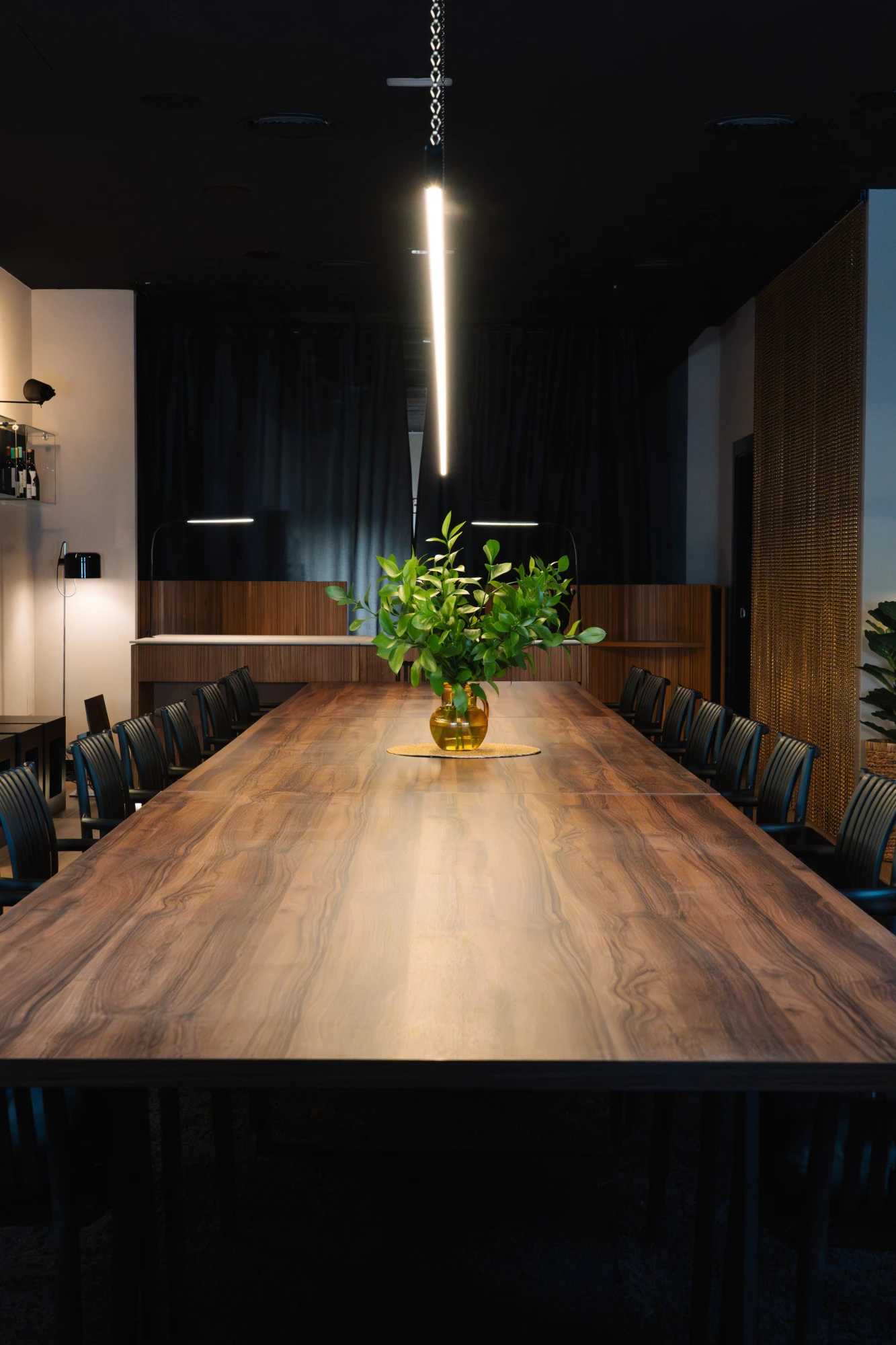 Una presentación elegante de platos de alta gastronomía en un entorno sofisticado, destacando la atención al detalle y la calidad en la presentación.