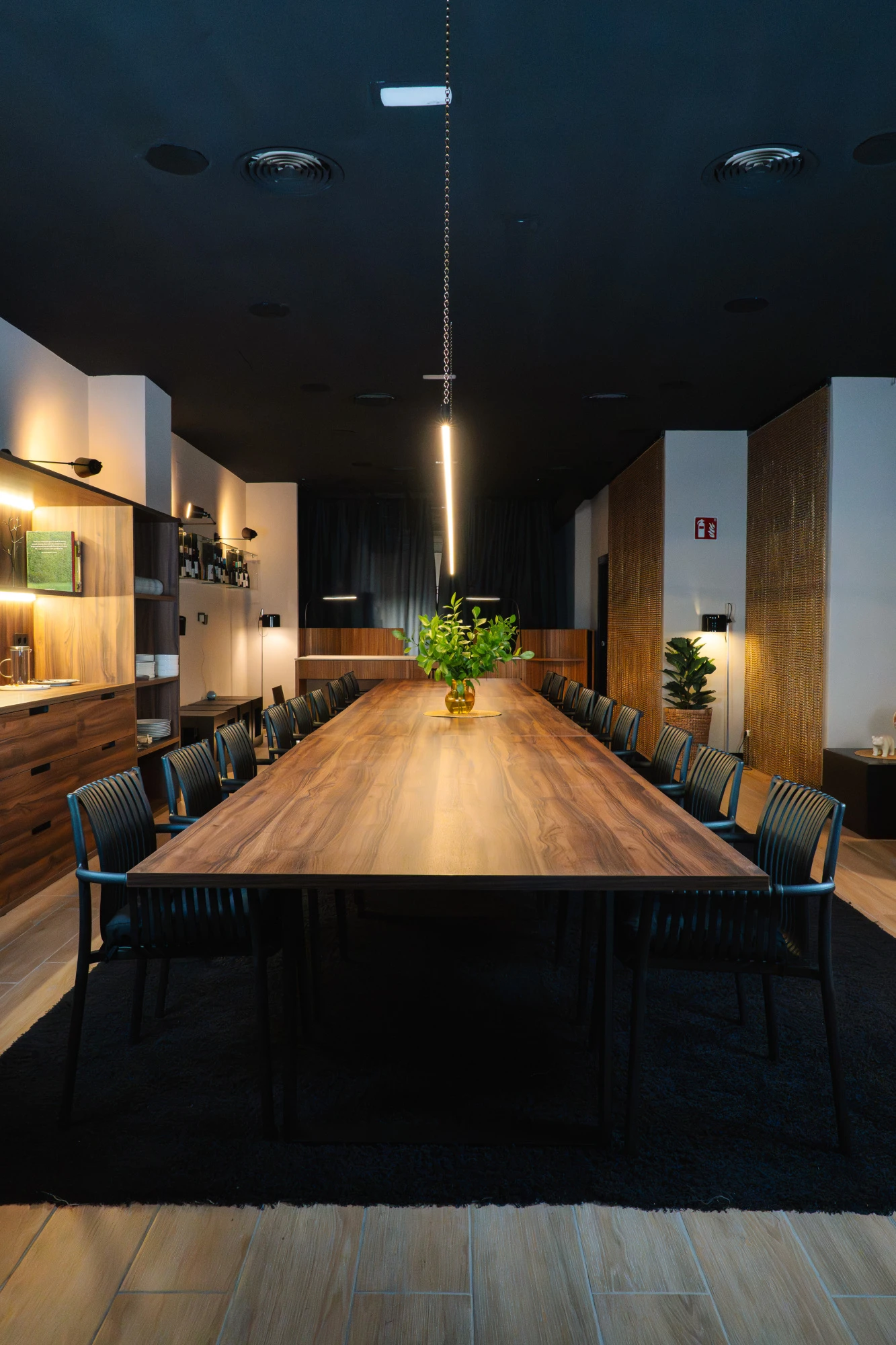 Una elegante presentación de catering con platos cuidadosamente dispuestos, destacando la calidad y el estilo sofisticado del evento.