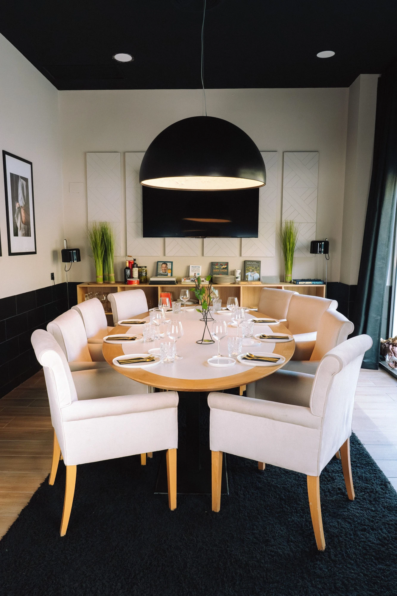 Una elegante presentación de catering con platos sofisticados y decorativos, ideal para eventos exclusivos. La imagen refleja un estilo refinado y atención al detalle en la gastronomía.