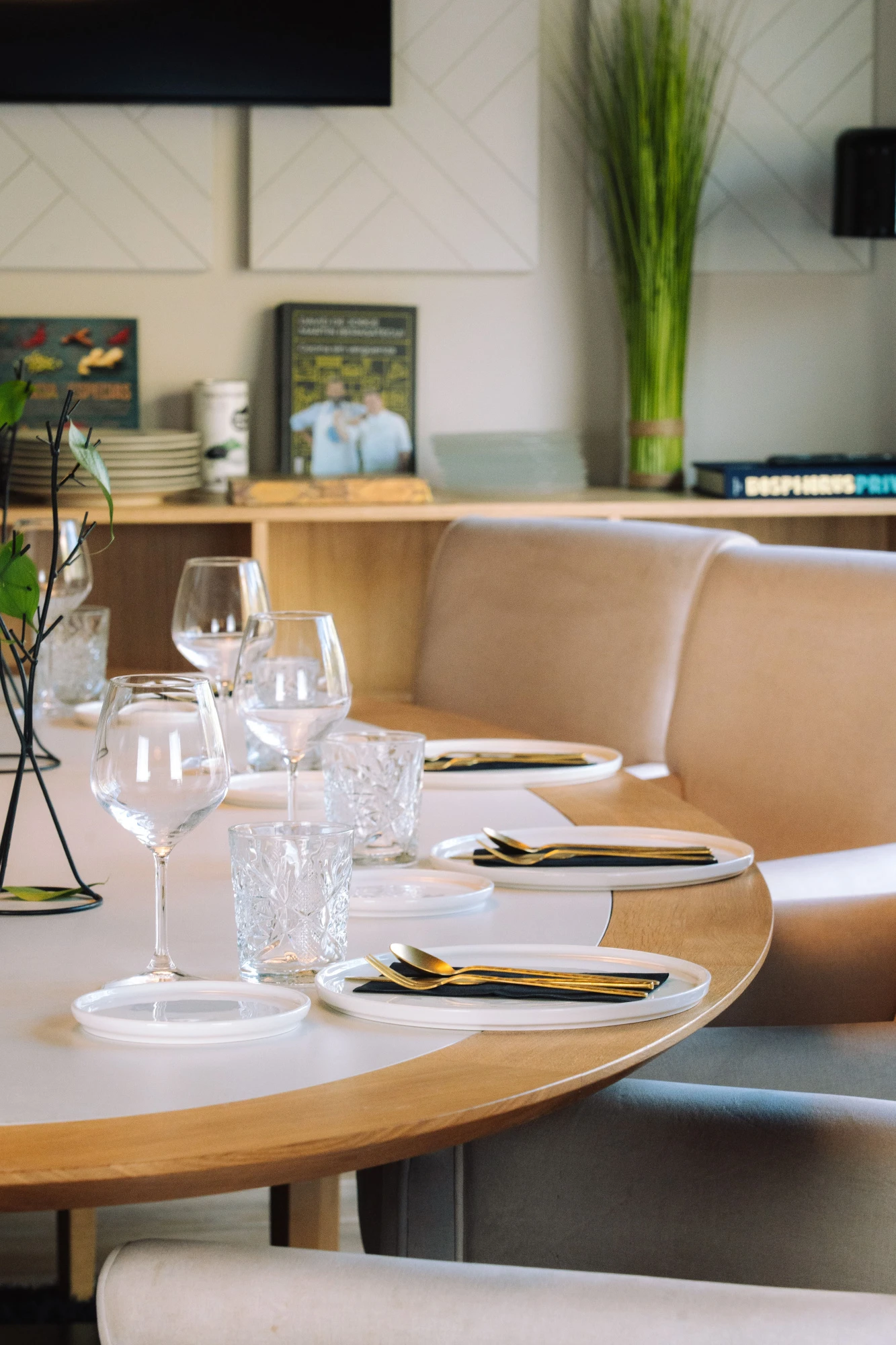 Una presentación elegante de platos de alta gastronomía en un entorno sofisticado, destacando la atención al detalle y la calidad en la presentación.
