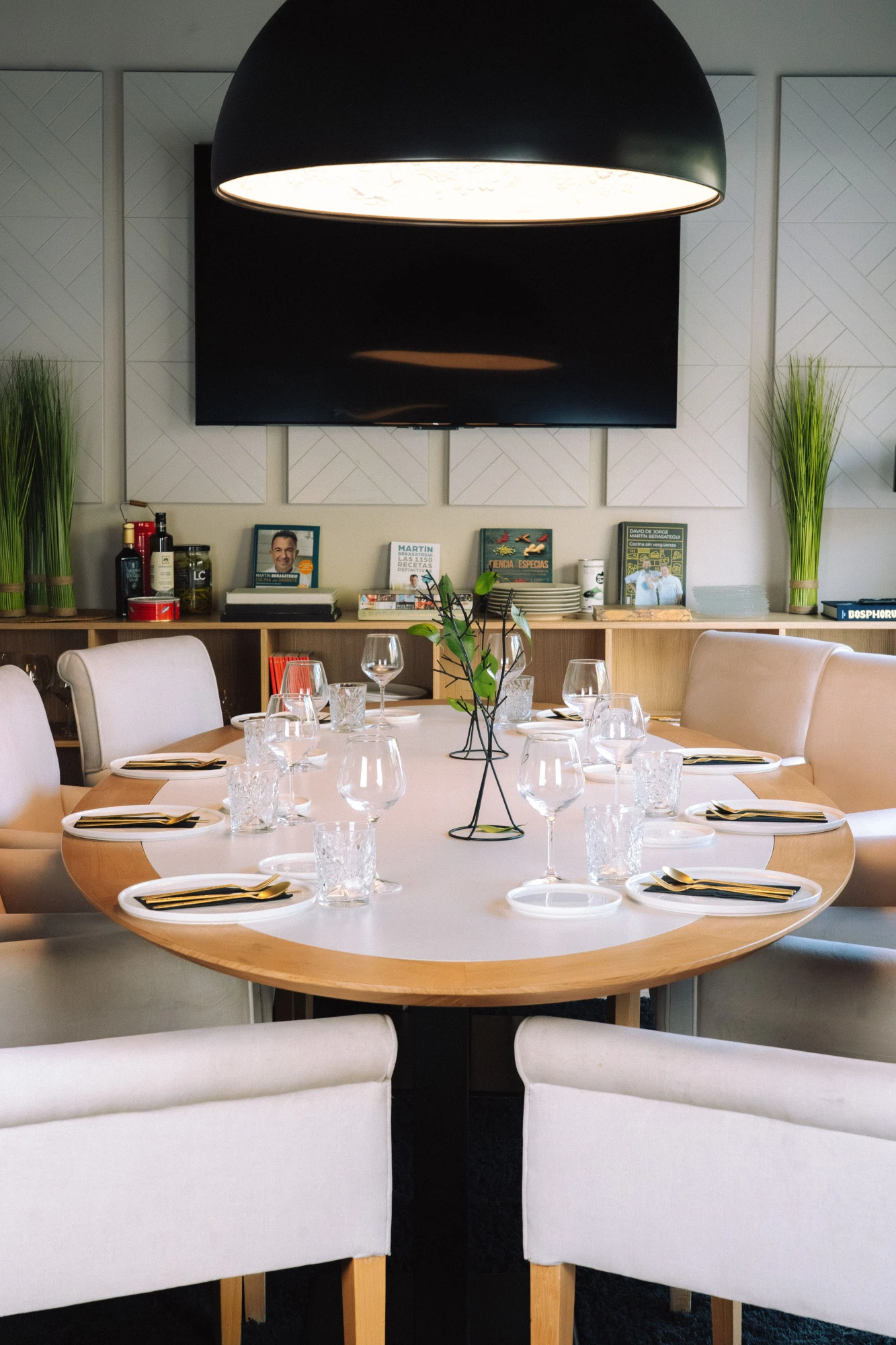 Una imagen que muestra una presentación de catering elegante y sofisticada, con platos cuidadosamente dispuestos en un entorno refinado, ideal para eventos exclusivos.