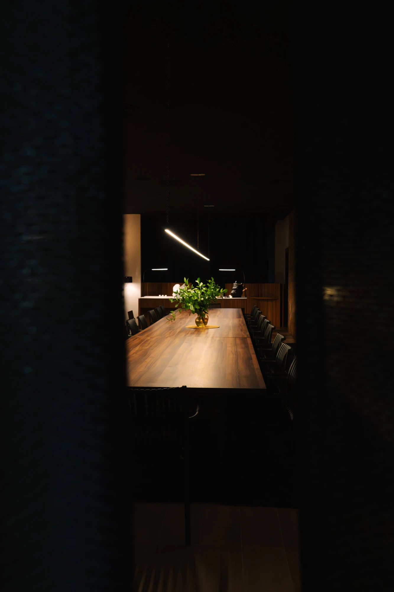 Una elegante presentación de catering con platos sofisticados y decorativos, ideal para eventos exclusivos.