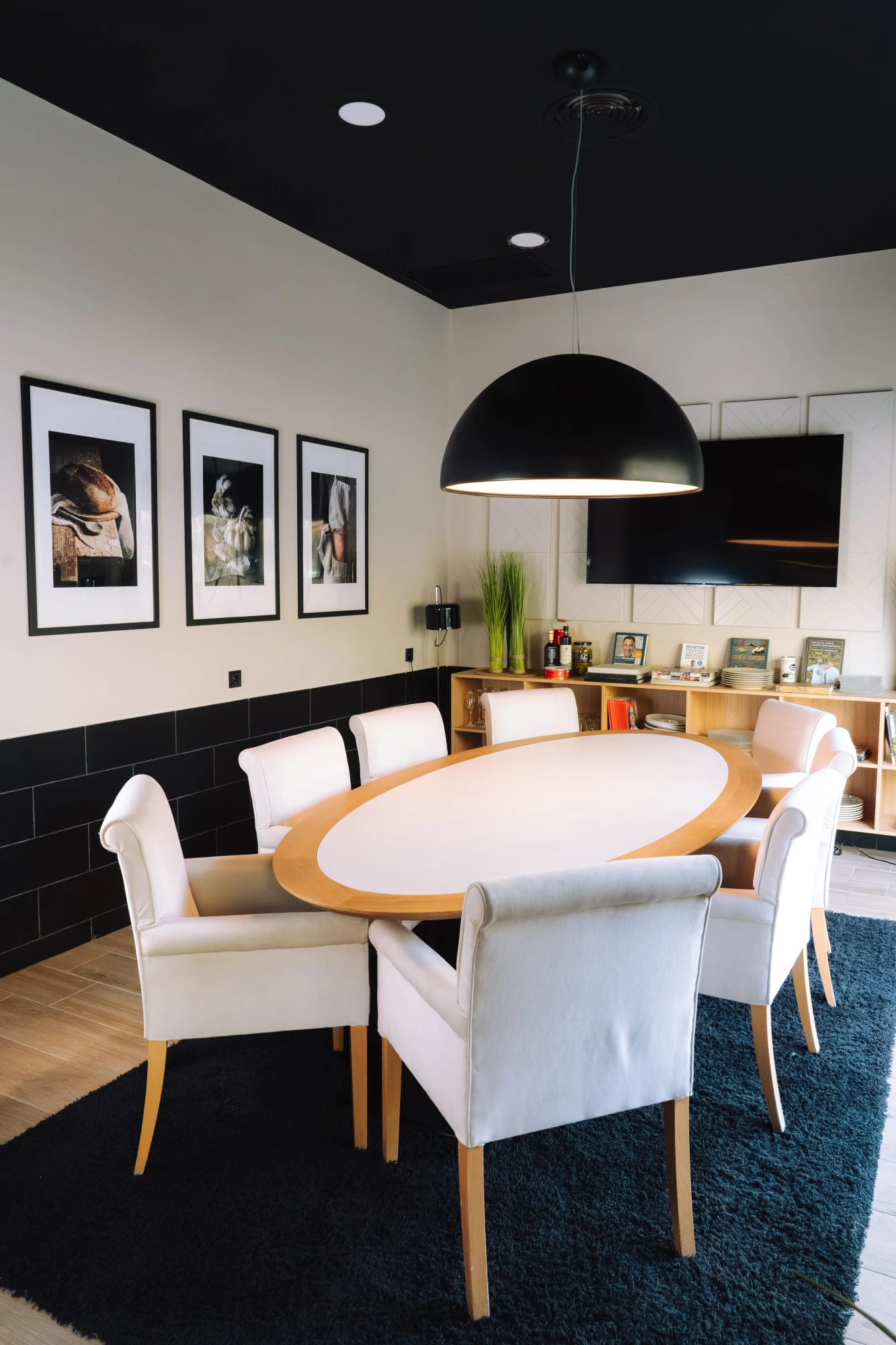 Una presentación elegante de catering con platos cuidadosamente dispuestos, reflejando un estilo sofisticado y de alta calidad, ideal para eventos exclusivos.