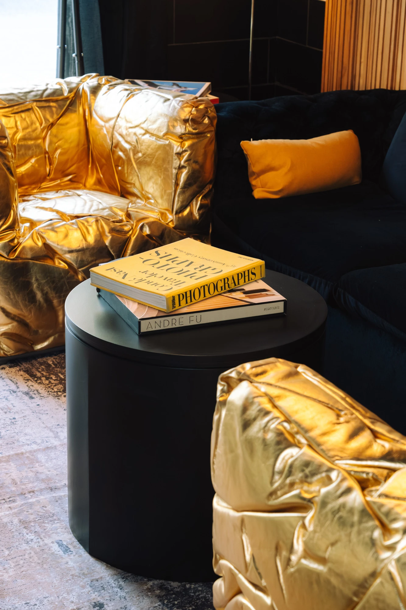 Una imagen que muestra un servicio de catering elegante y sofisticado, con platos cuidadosamente presentados en un entorno refinado, ideal para eventos exclusivos.