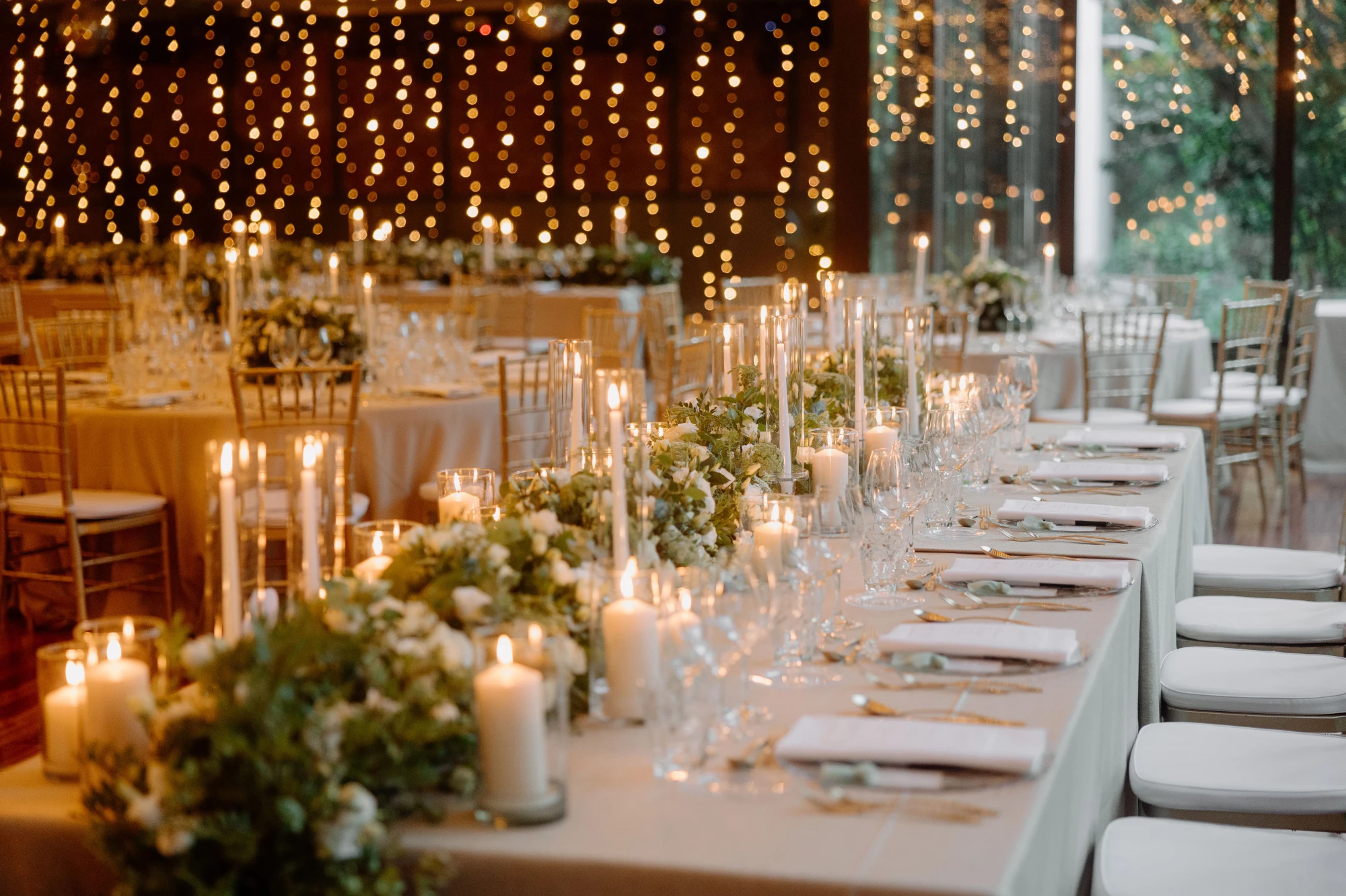 Una imagen que muestra un espacio interior elegante y moderno, con detalles en tonos neutros y una iluminación suave que crea un ambiente acogedor.