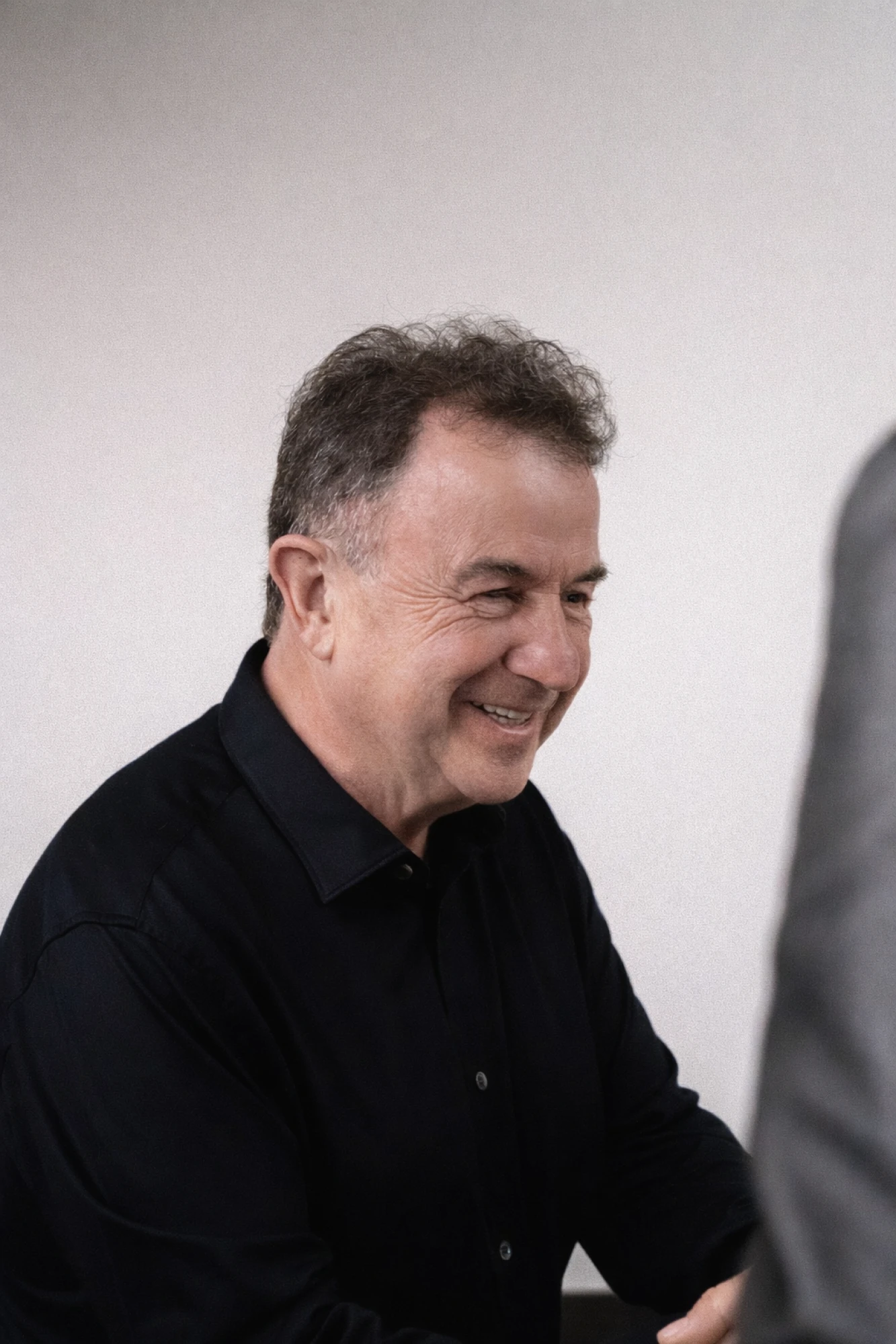 Una imagen que muestra un entorno natural con un árbol y vegetación, transmitiendo una sensación de tranquilidad y naturaleza.