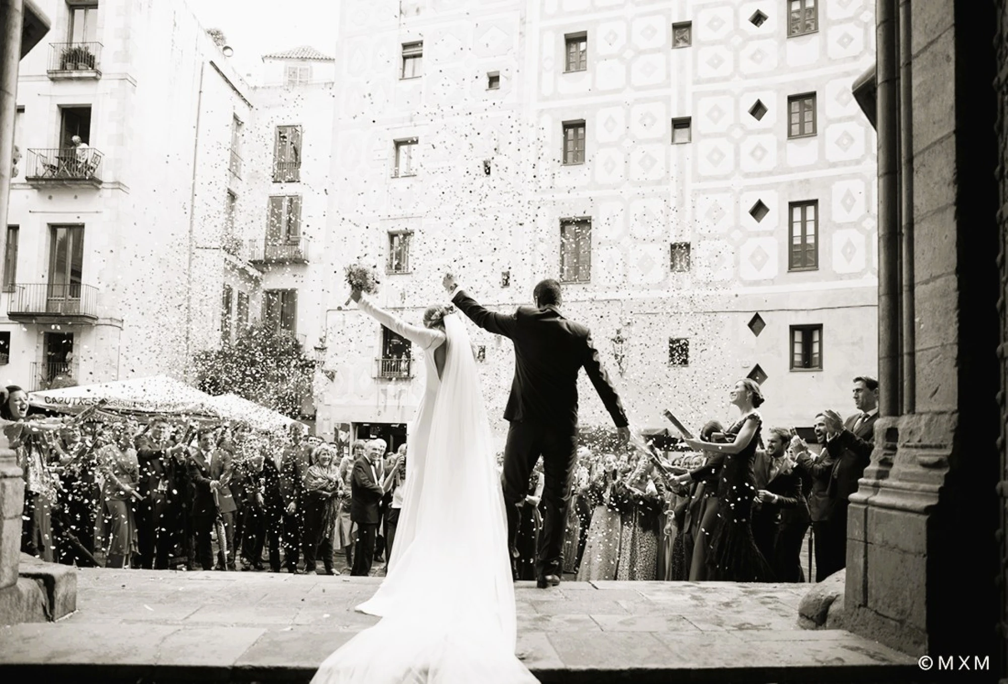 Una vista interior de una habitación de hotel moderna, con mobiliario elegante y decoración minimalista en tonos neutros, que transmite comodidad y sofisticación.