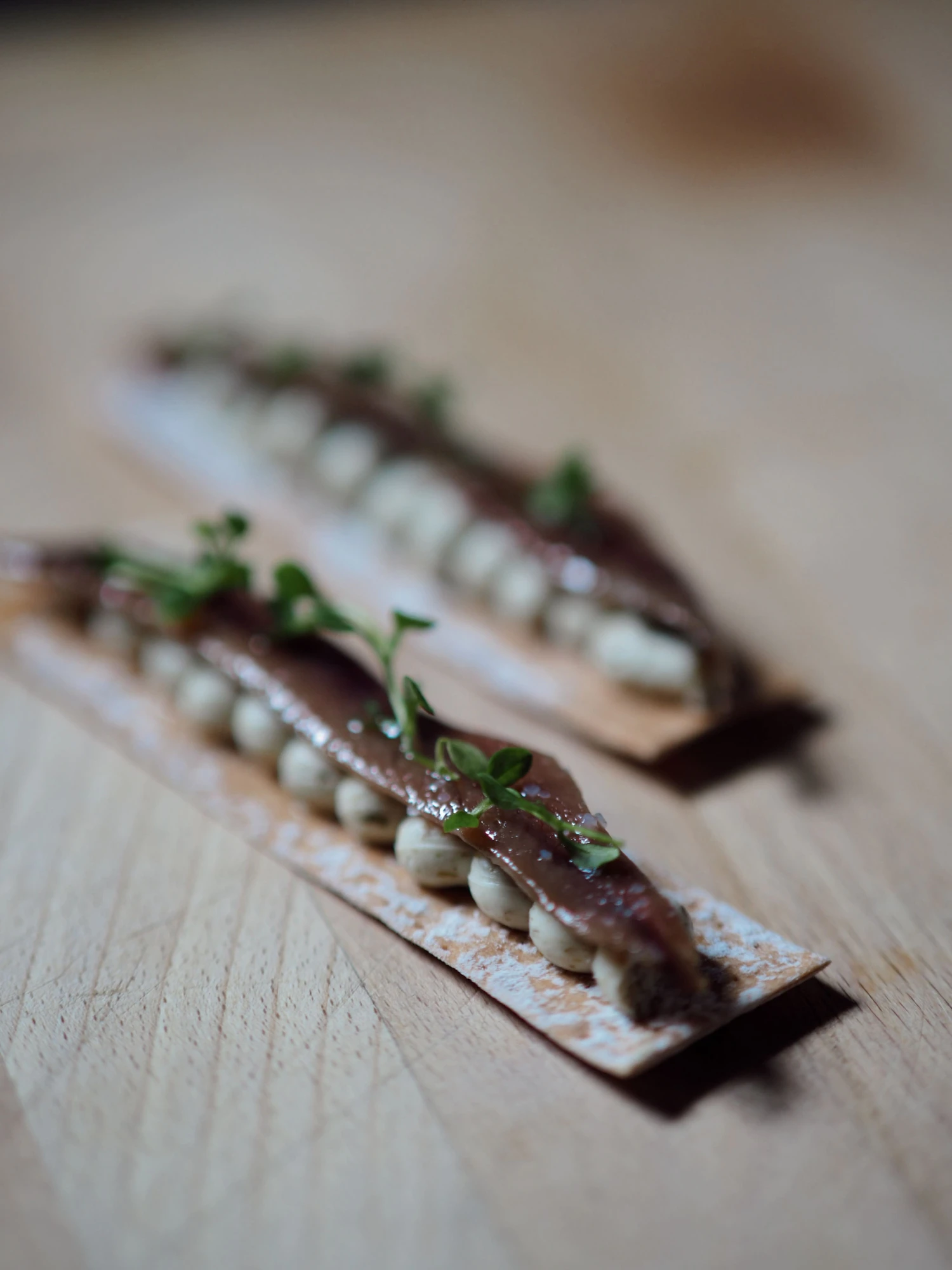 Una fotografía en blanco y negro que captura un momento histórico o cultural, evocando la estética de la década de 1960.