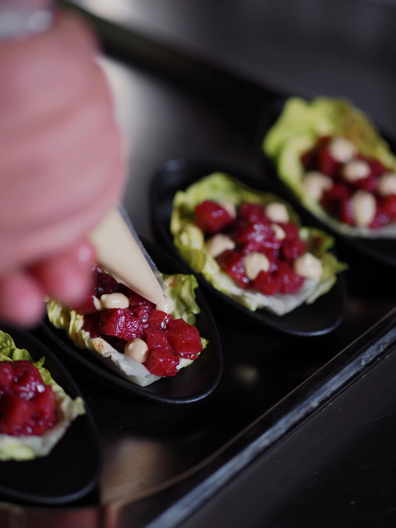 Una imagen que muestra un entorno interior con un estilo moderno y elegante, con detalles en tonos neutros y una iluminación suave que crea un ambiente acogedor.