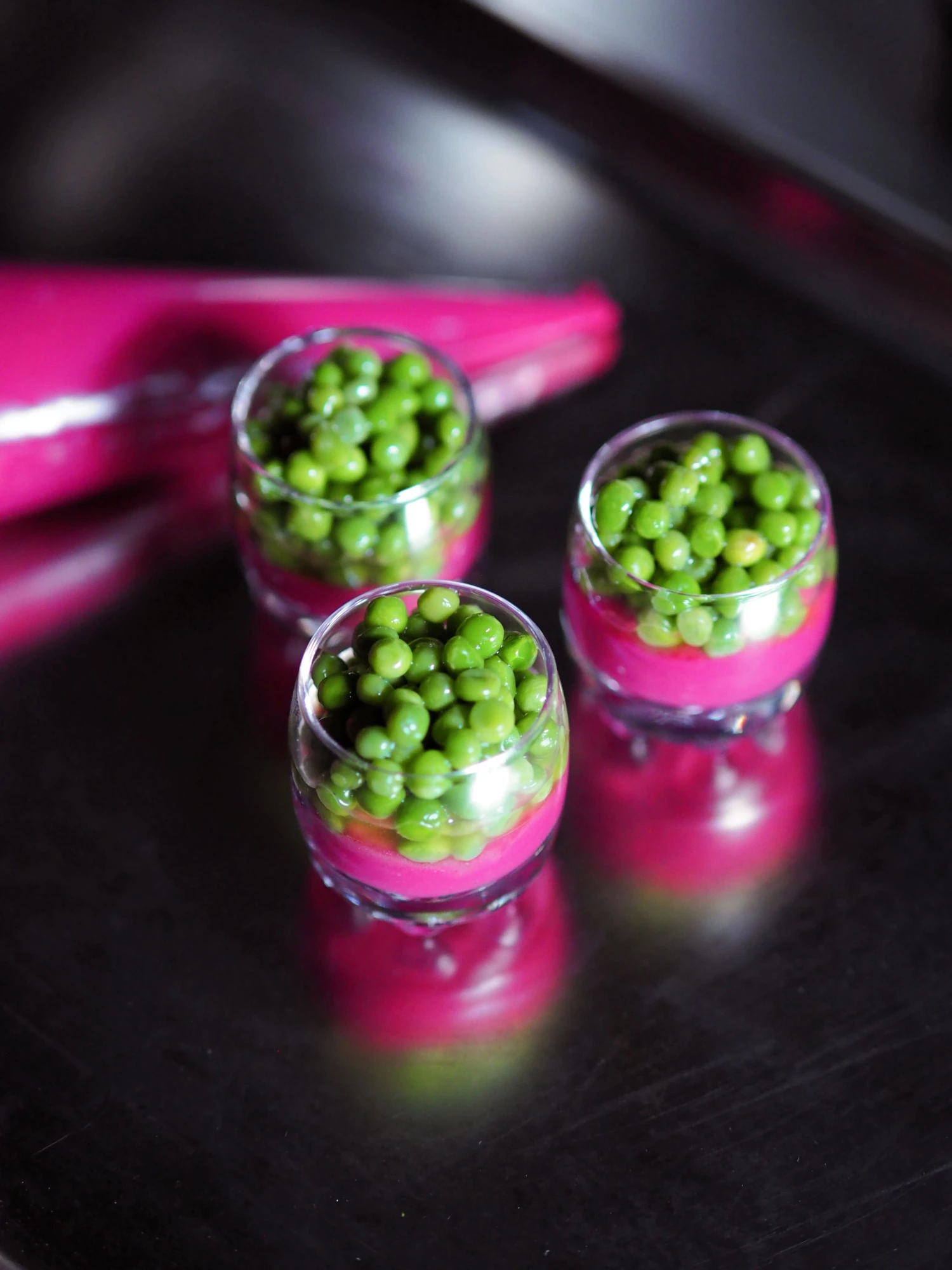 Una imagen que muestra un entorno interior elegante y moderno, con detalles en tonos neutros y una iluminación suave que crea un ambiente acogedor.