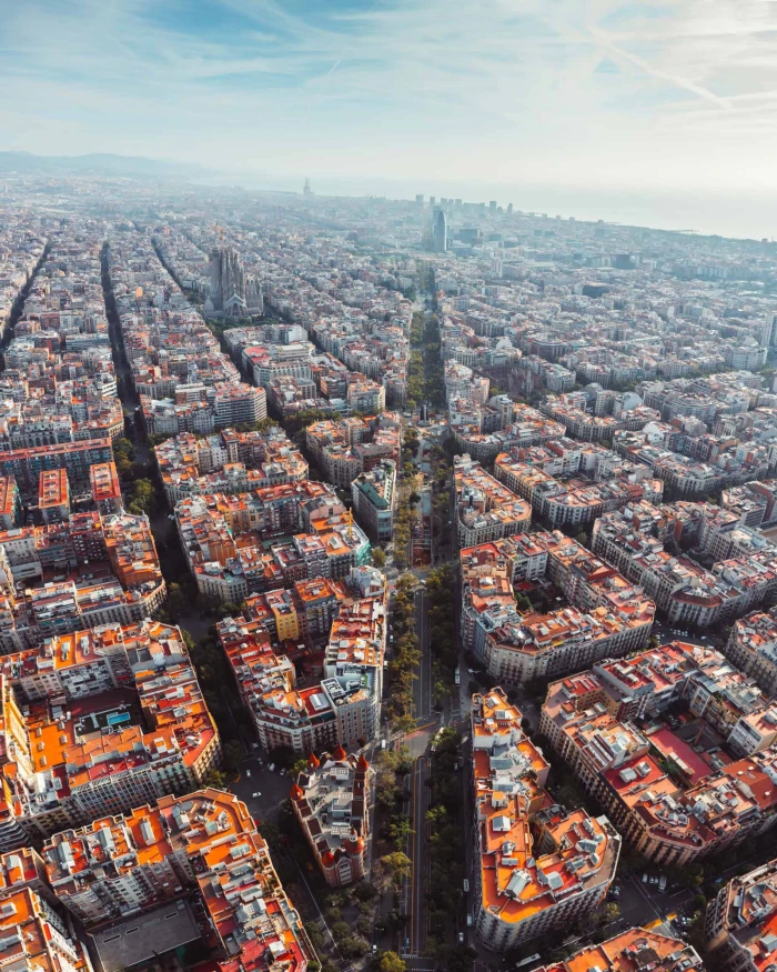 Una vista de la ciudad de Barcelona, mostrando edificios modernos y arquitectura urbana en un día soleado.