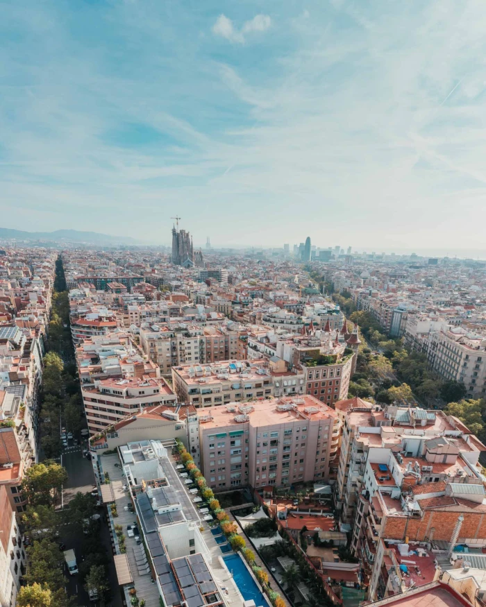 Una vista de la ciudad de Barcelona, mostrando edificios modernos y arquitectura urbana en un día despejado.