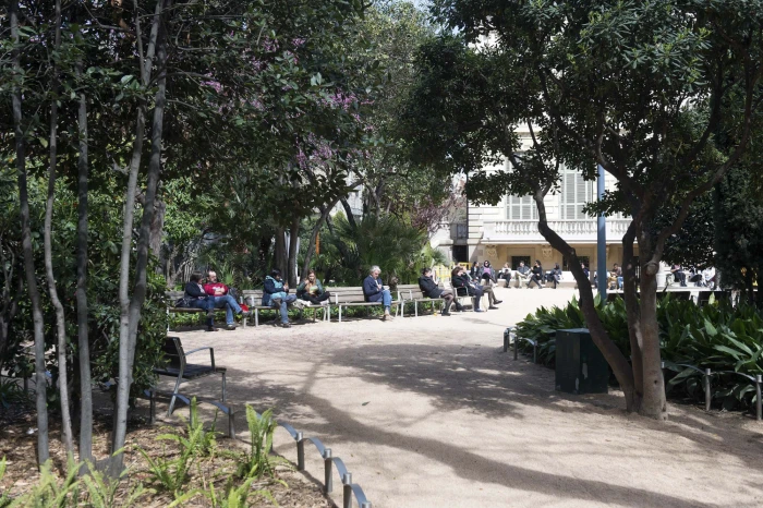 Imagen de los jardines del Palau Robert, mostrando áreas verdes bien cuidadas y caminos que invitan a pasear y disfrutar del entorno natural en un espacio cultural y de ocio.