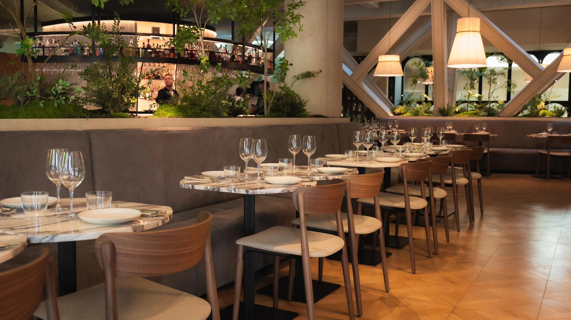 Imagen que muestra un espacio interior elegante y moderno, con mobiliario de diseño contemporáneo y detalles decorativos que aportan un ambiente acogedor y sofisticado.