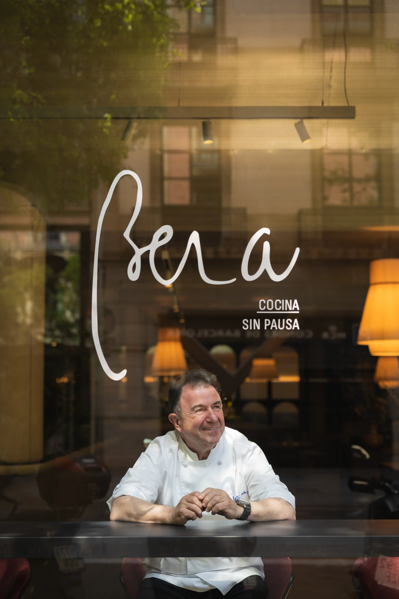 Una vista del interior de un hotel con mobiliario moderno y elegante, destacando detalles en tonos neutros y una iluminación cálida que crea un ambiente acogedor.