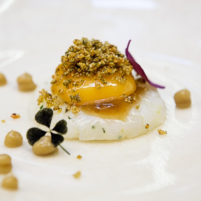 Lasarte tartar de calamar con yema de huevo liquida consome de cebolla y kaffir 1 Lasarte tartar de calamar con yema de huevo liquida consome de cebolla y kaffir 1