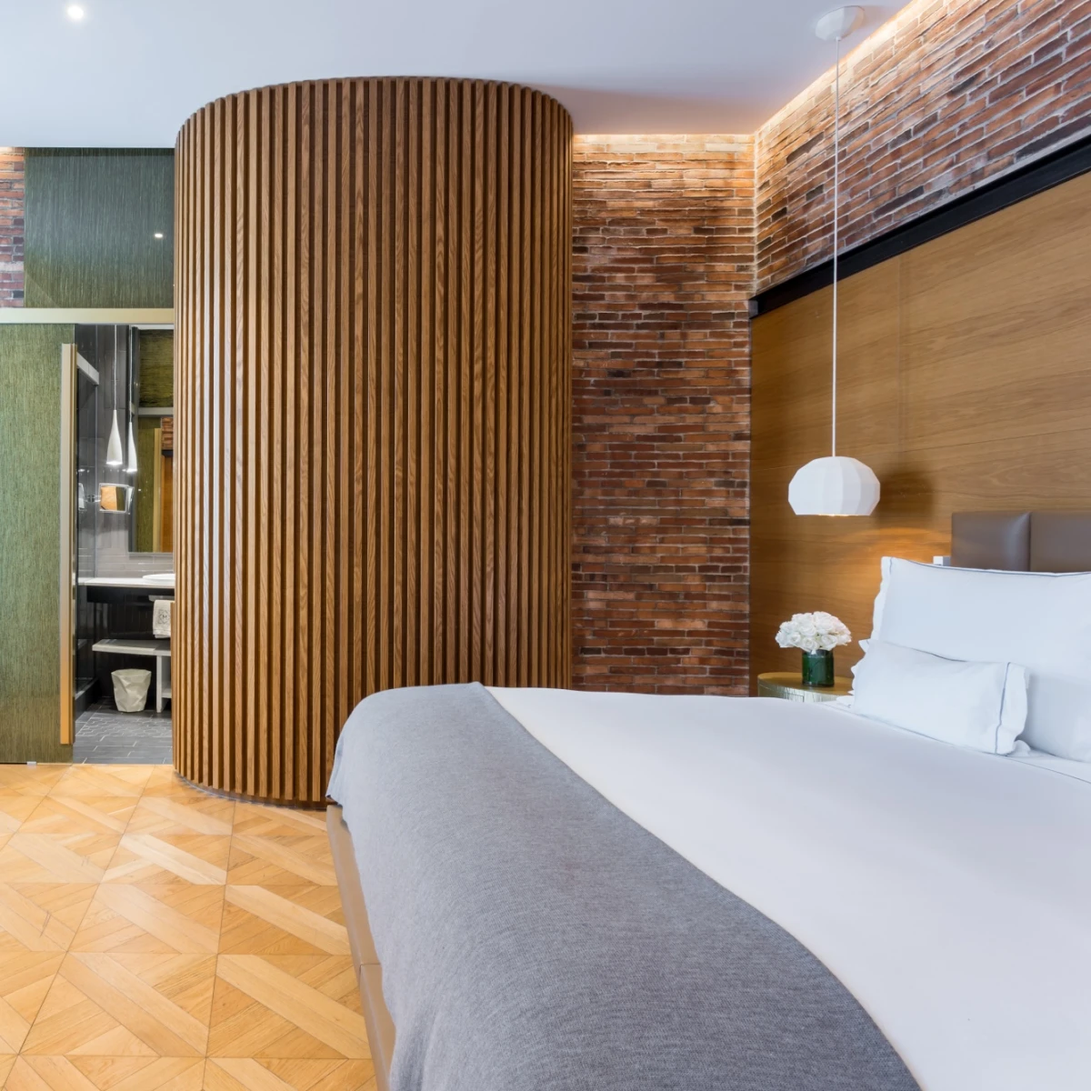 MH SUITE PG 851017 MH SUITE PG 851017