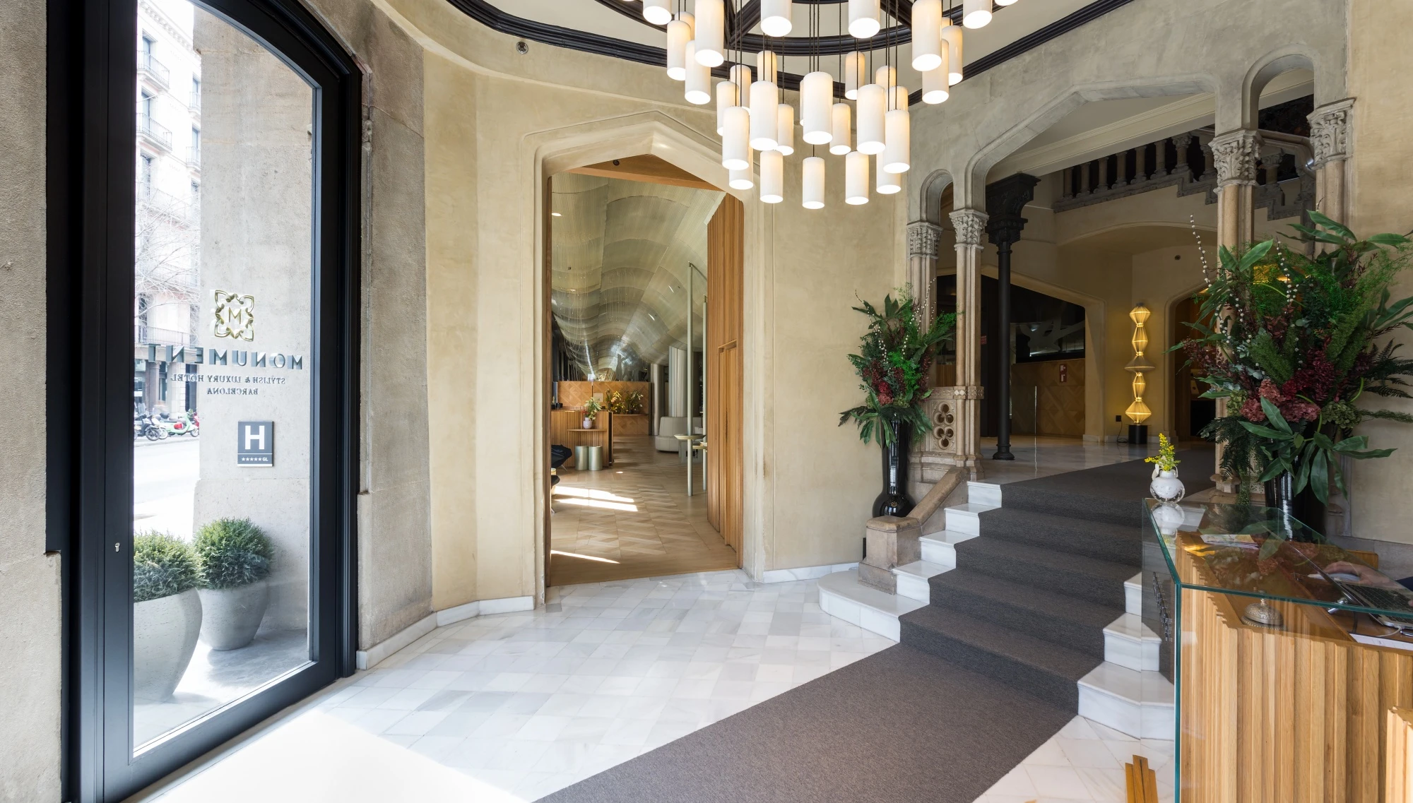 MONUMENT HOTEL 851153