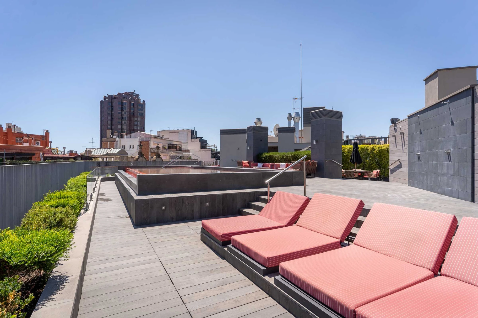 Piscina + solárium | Midtown Apartments