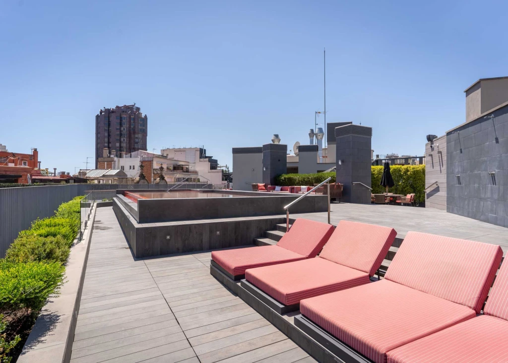 Piscina + solárium | Midtown Apartments Piscina + solárium | Midtown Apartments