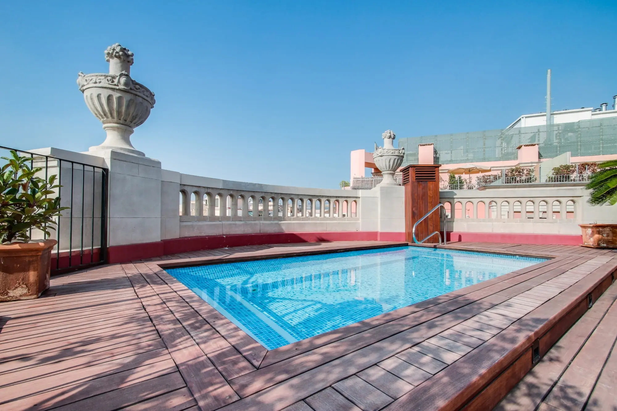 Colonial Suites: rooms with private terrace on the Ramblas of Barcelona