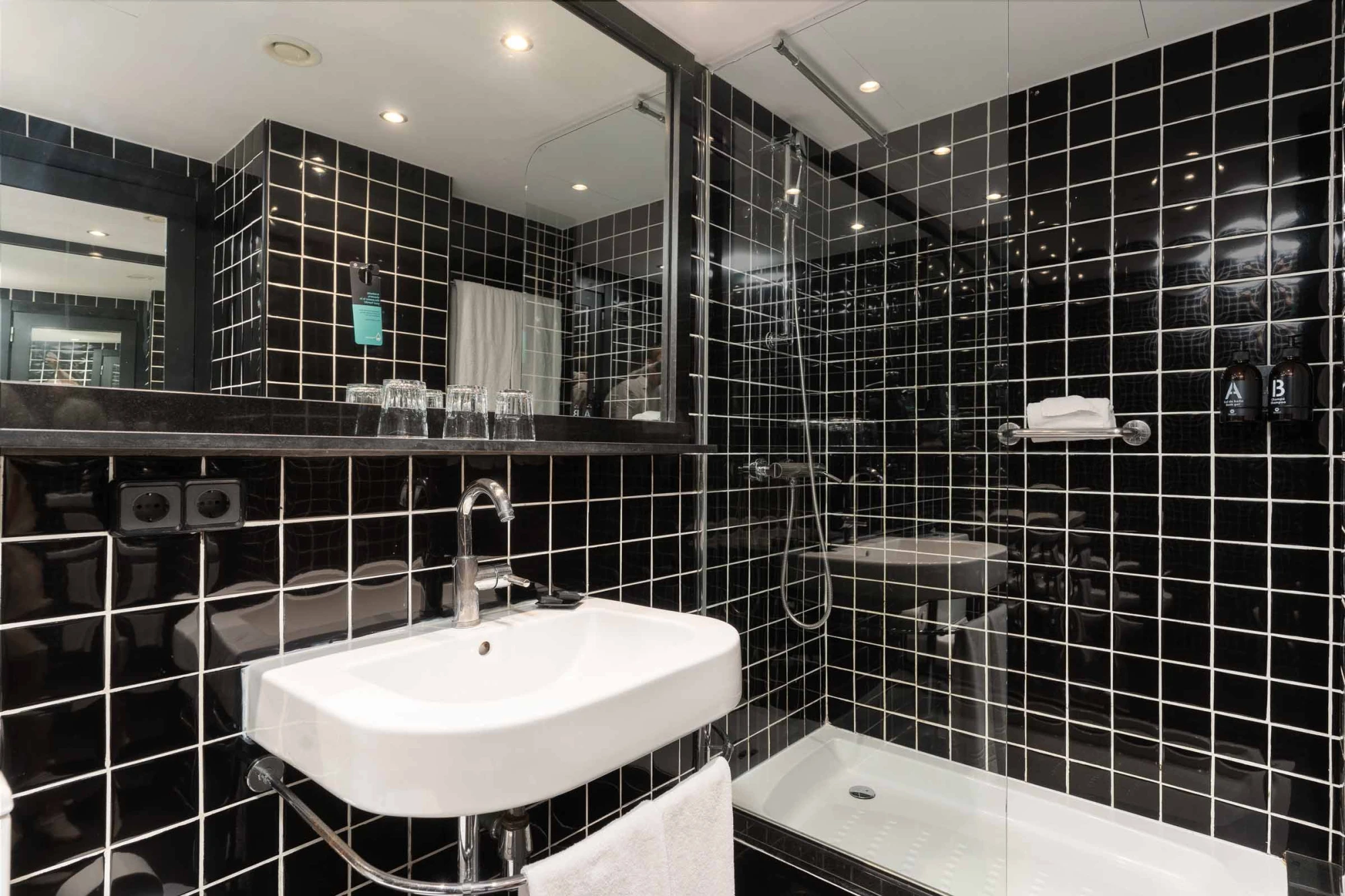 Baño - Triple | Hotel Paral·lel Barcelona