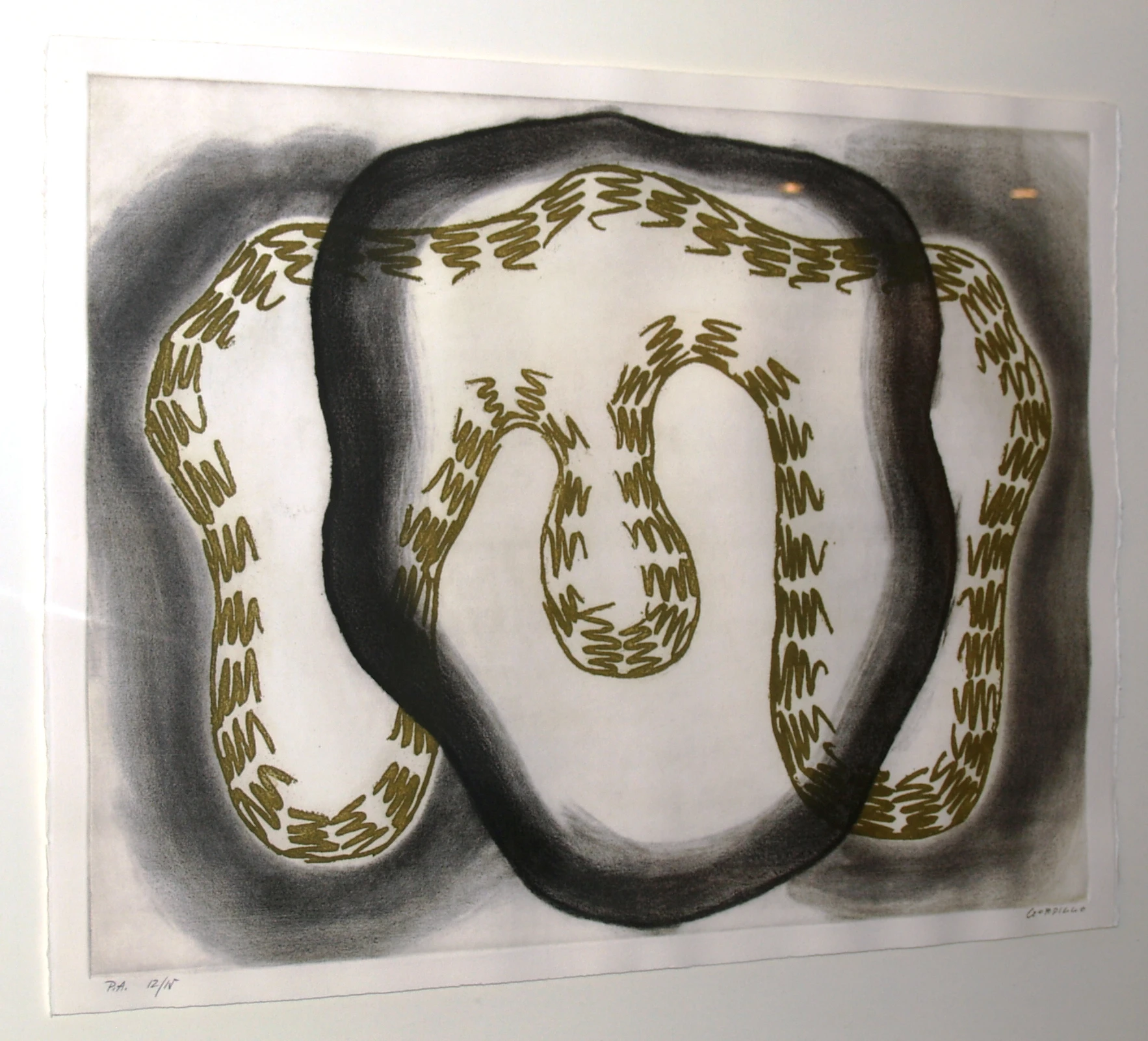 Se ve una obra de arte contemporáneo enmarcada con formas abstractas sobre una pared clara.