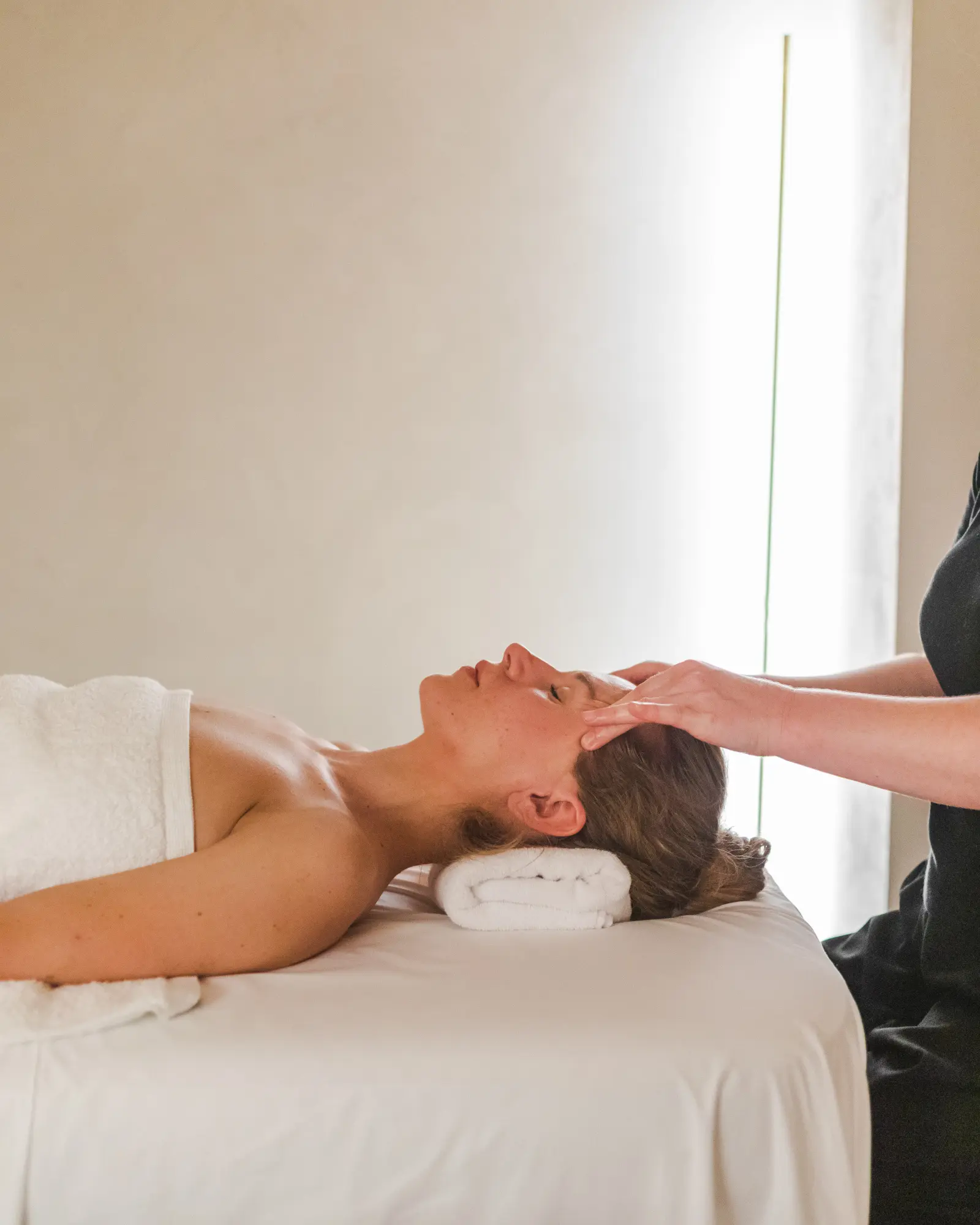 Ein Mädchen bekommt eine Kopfmassage.