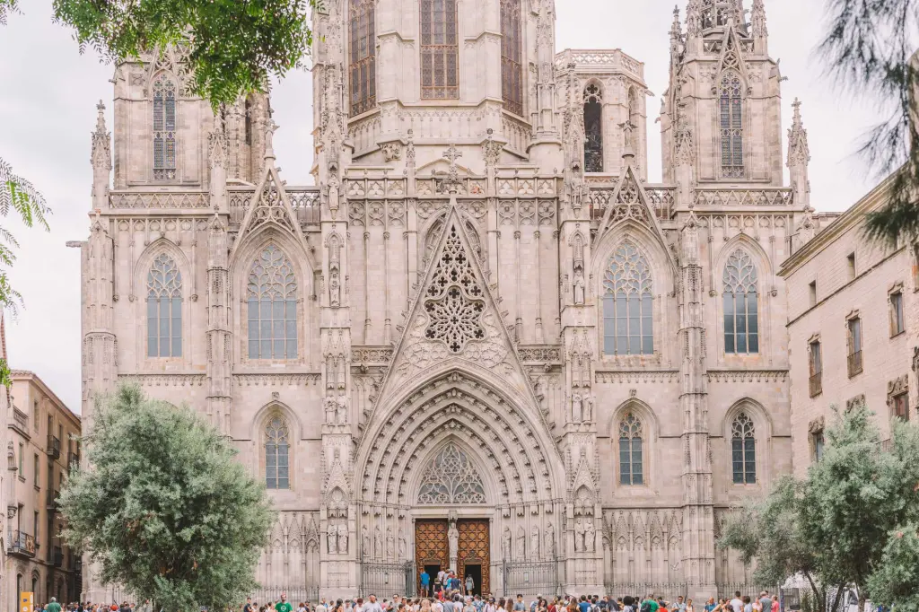 Si vede la facciata di una cattedrale gotica con archi, finestre e un grande portale centrale.