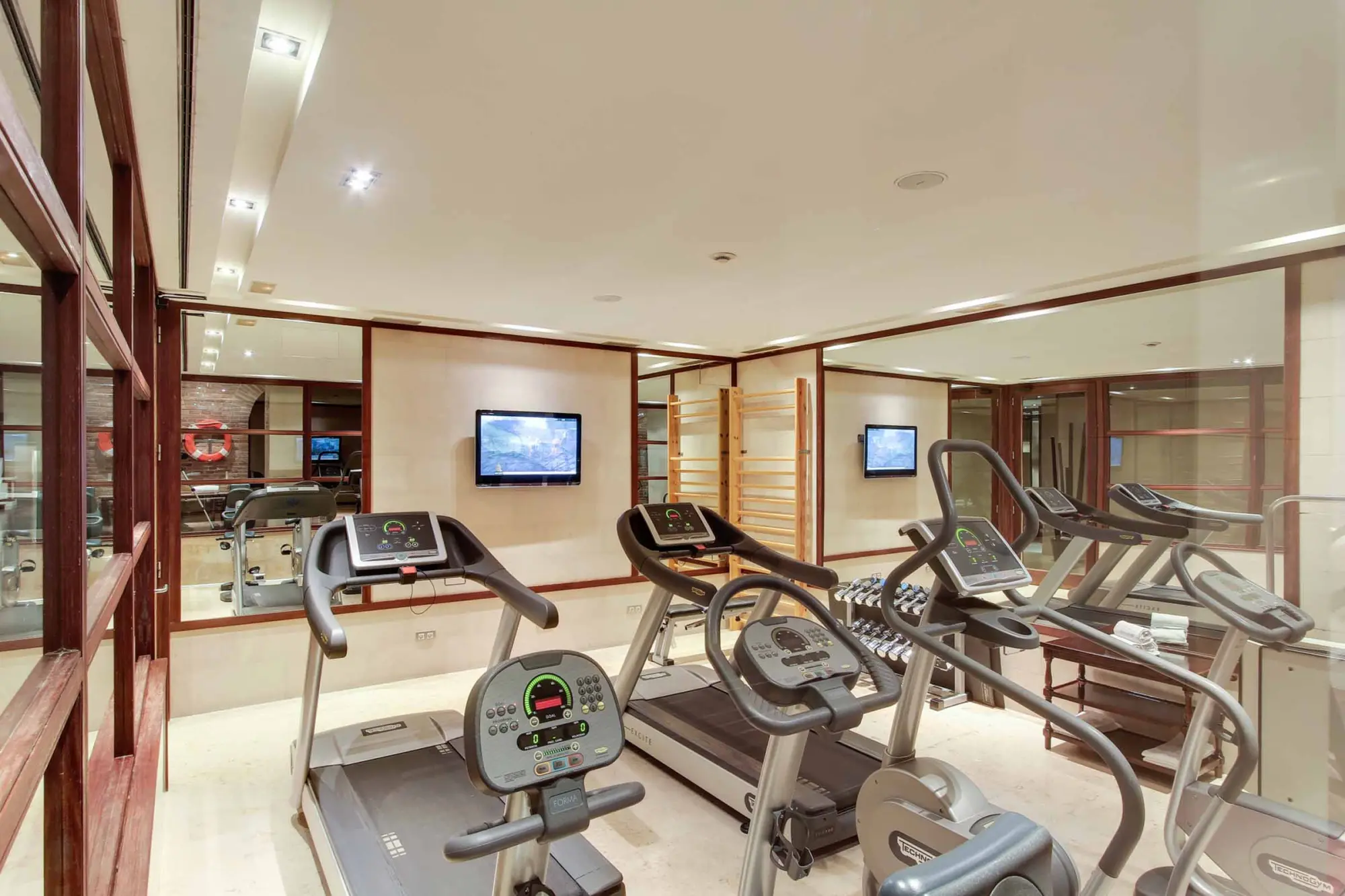 Fitnessgeräte sichtbar in einem Trainingsraum.