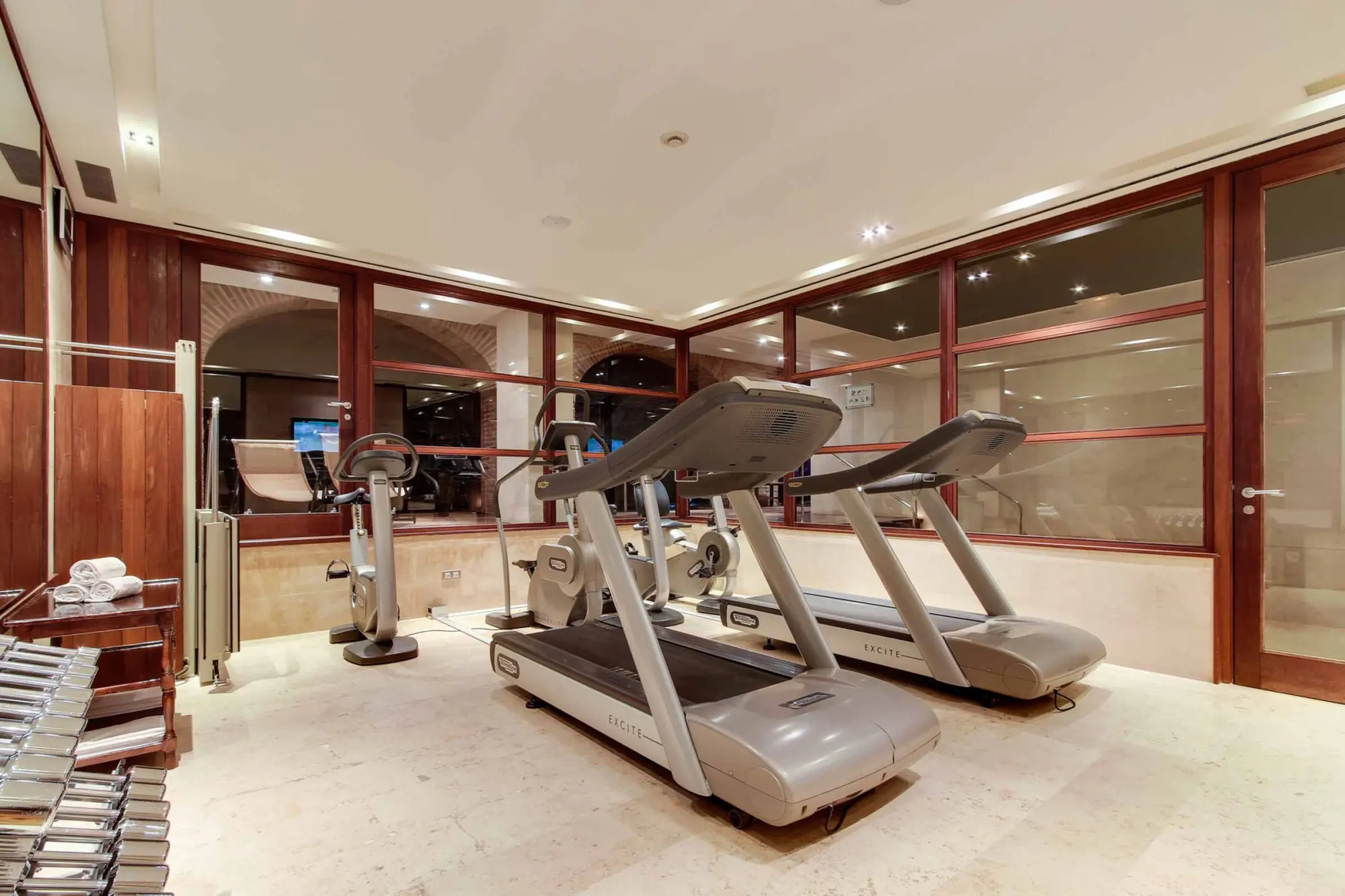 Ein Bild, das die verschiedenen Geräte im Fitnessraum zeigt.