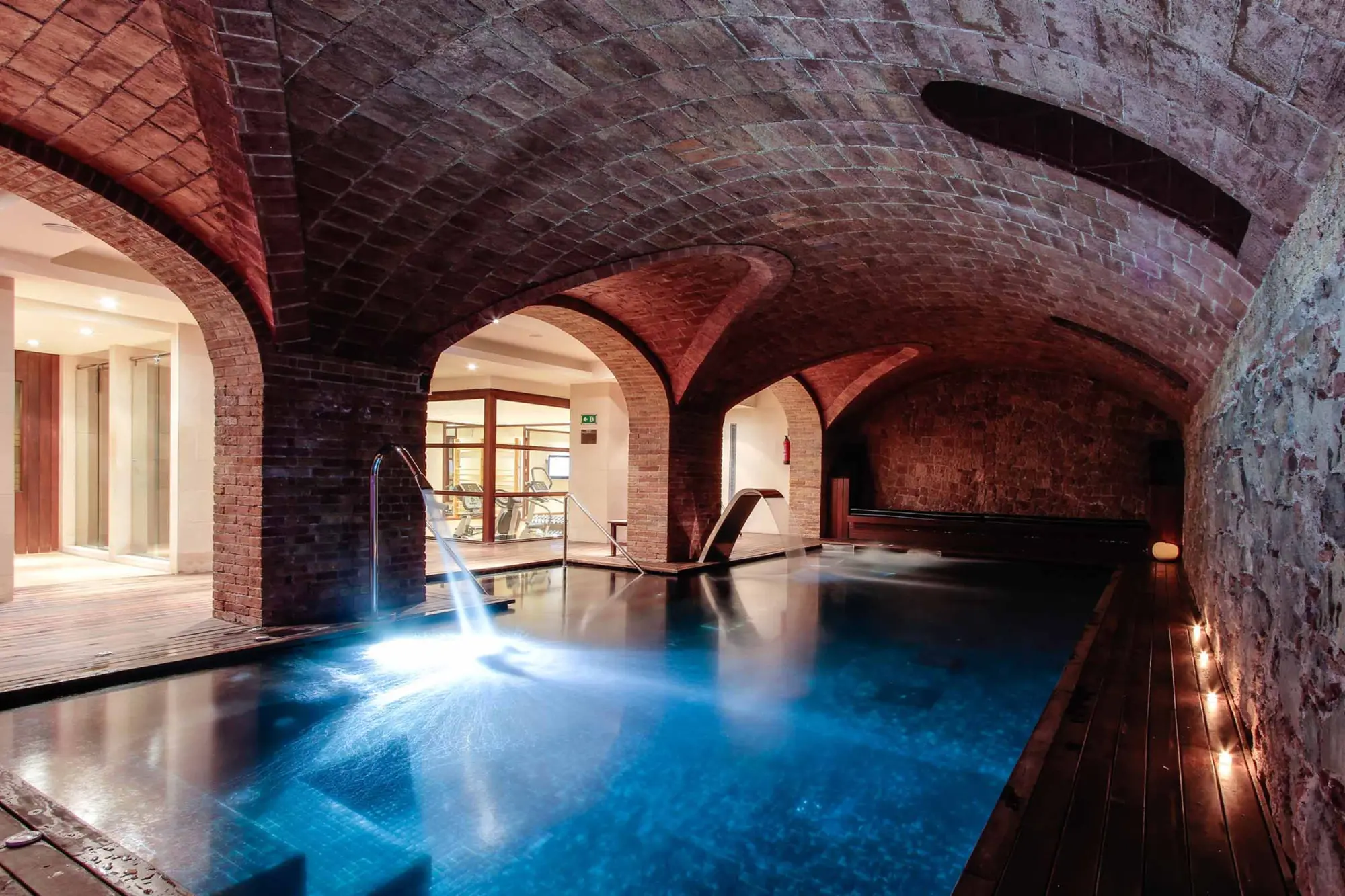 Whirlpool-Pool des Spas mit Wasserdüsen und entspannenden Elementen.