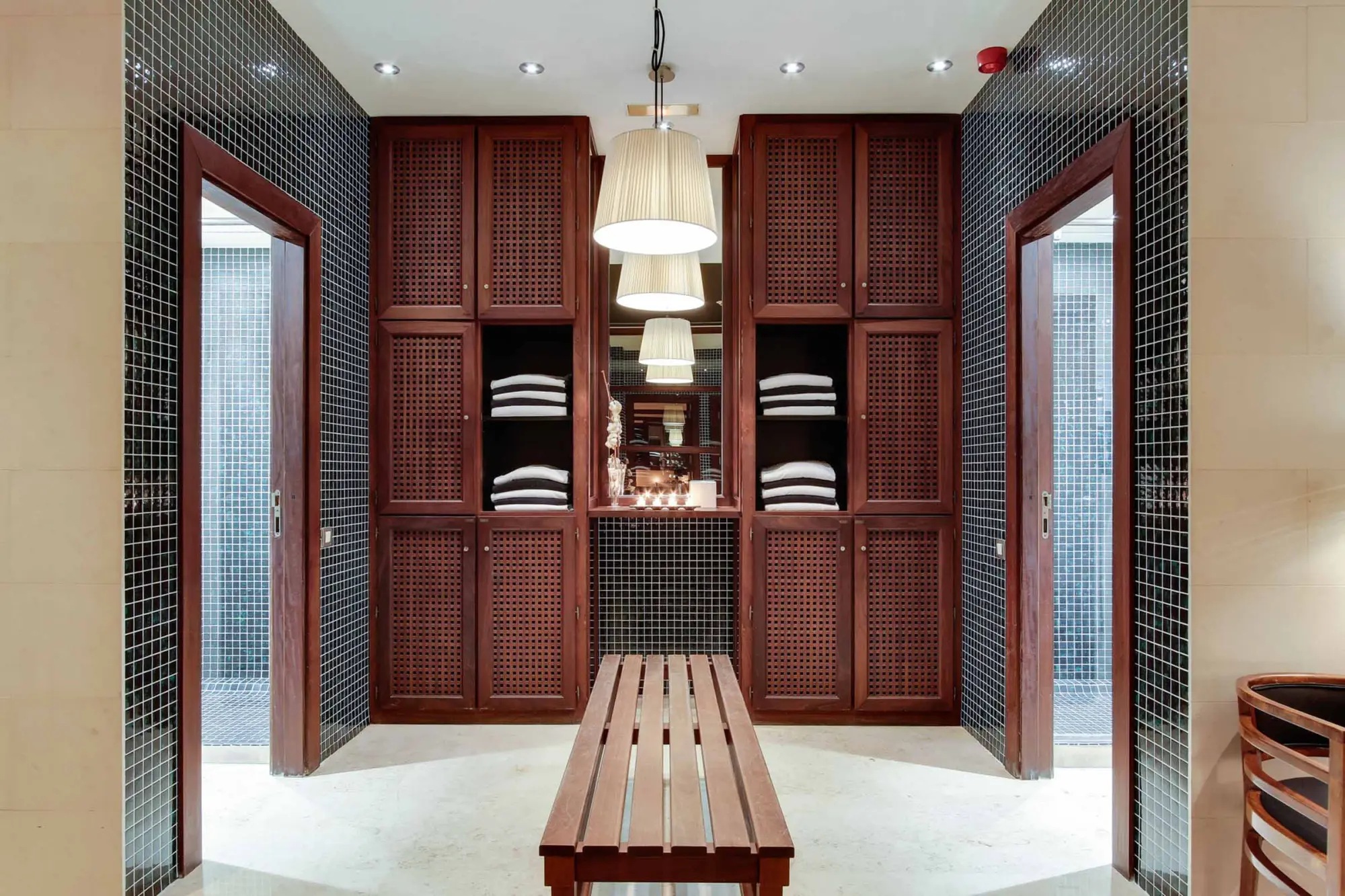 Ein Umkleideraum oder Spa-Eingang mit ruhiger und eleganter Atmosphäre.