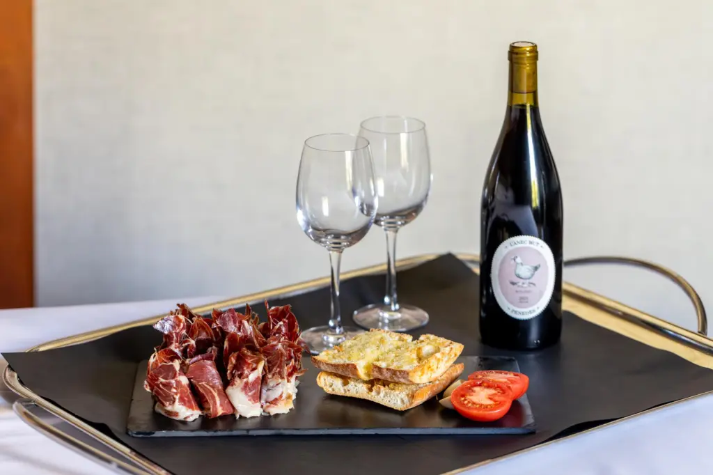 An image showing a ham and wine pairing experience, ideal for promoting the hotel's gastronomic events.
