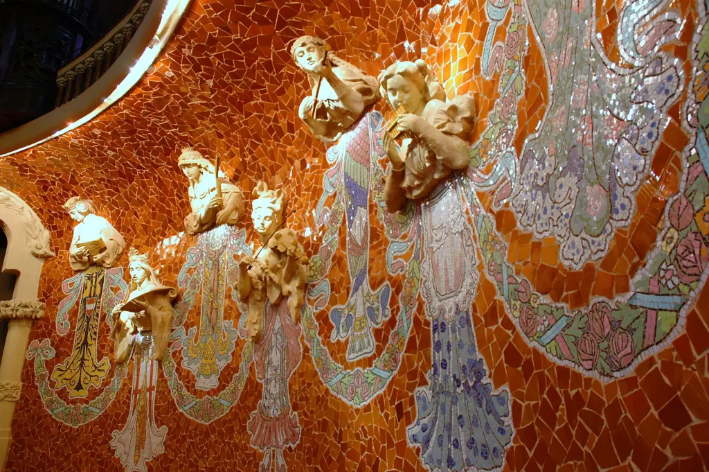 Si osservano figure umane in un mosaico decorativo su uno sfondo colorato.