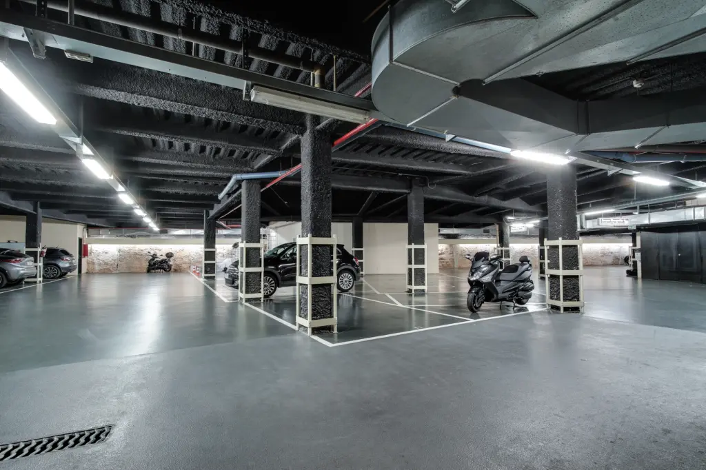 Immagine che mostra un'area di parcheggio privata con diversi posti auto delimitati e una segnaletica chiara, ideale per gli ospiti che cercano comodità e sicurezza.