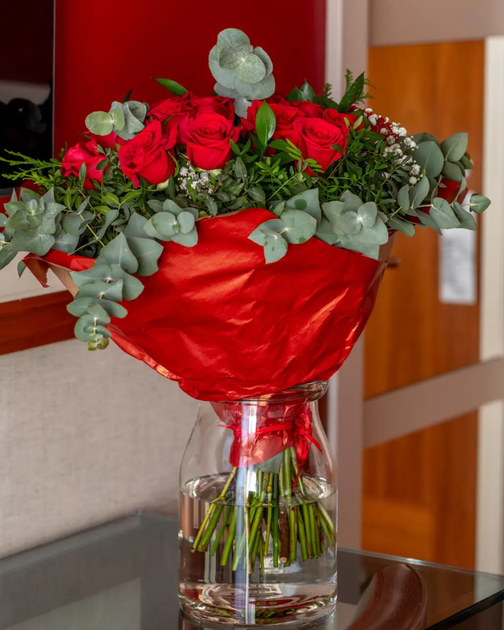 A beautiful bouquet of red roses, presented in a classic and elegant style, perfect for decorating spaces or as a gift.