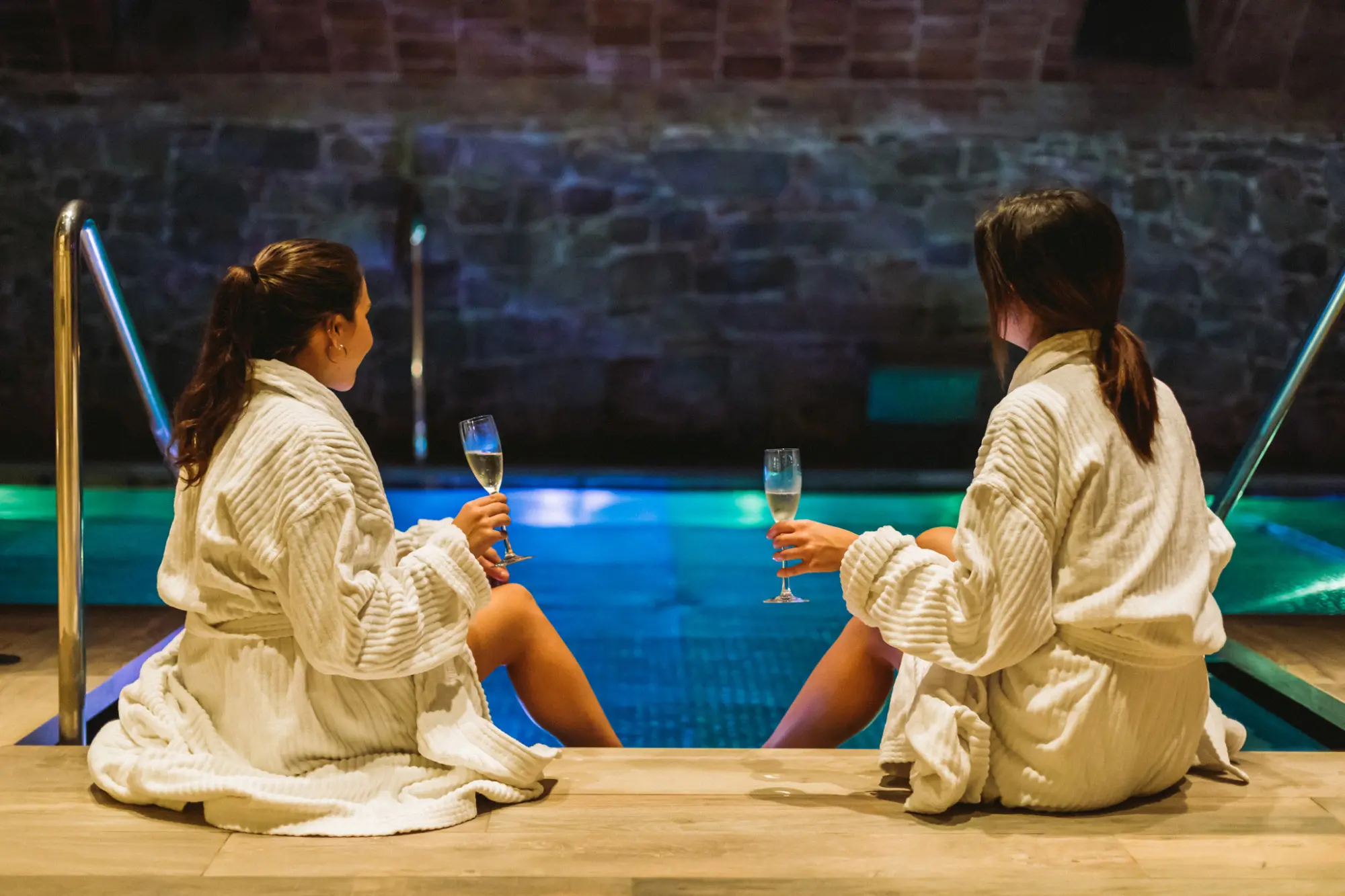 Ein Blick auf den Spa-Bereich mit entspannter Atmosphäre und moderner, eleganter Einrichtung, ideal für Wohlbefinden und Erholung im Hotel.