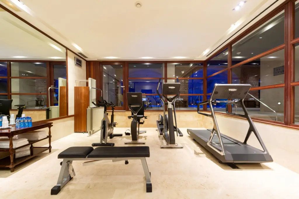 Mostra la sala fitness.
