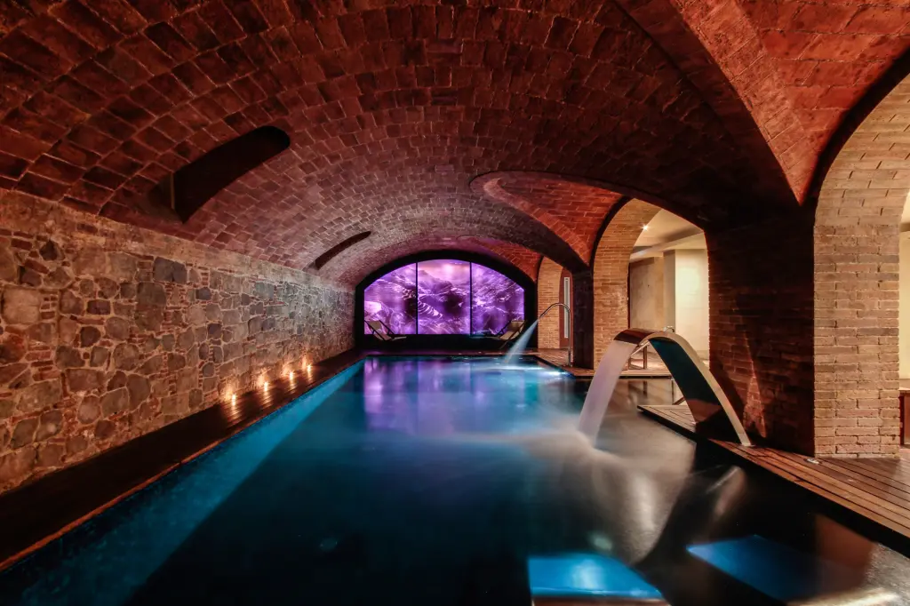 Area spa moderna dal design elegante, con una piscina interna dalle acque cristalline e un’atmosfera rilassante, ideale per il benessere e la tranquillità degli ospiti.