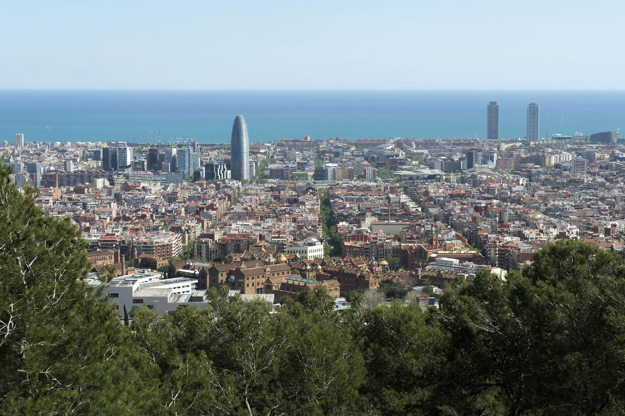 Si apre una vista panoramica della città di Barcellona con il mare sullo sfondo.