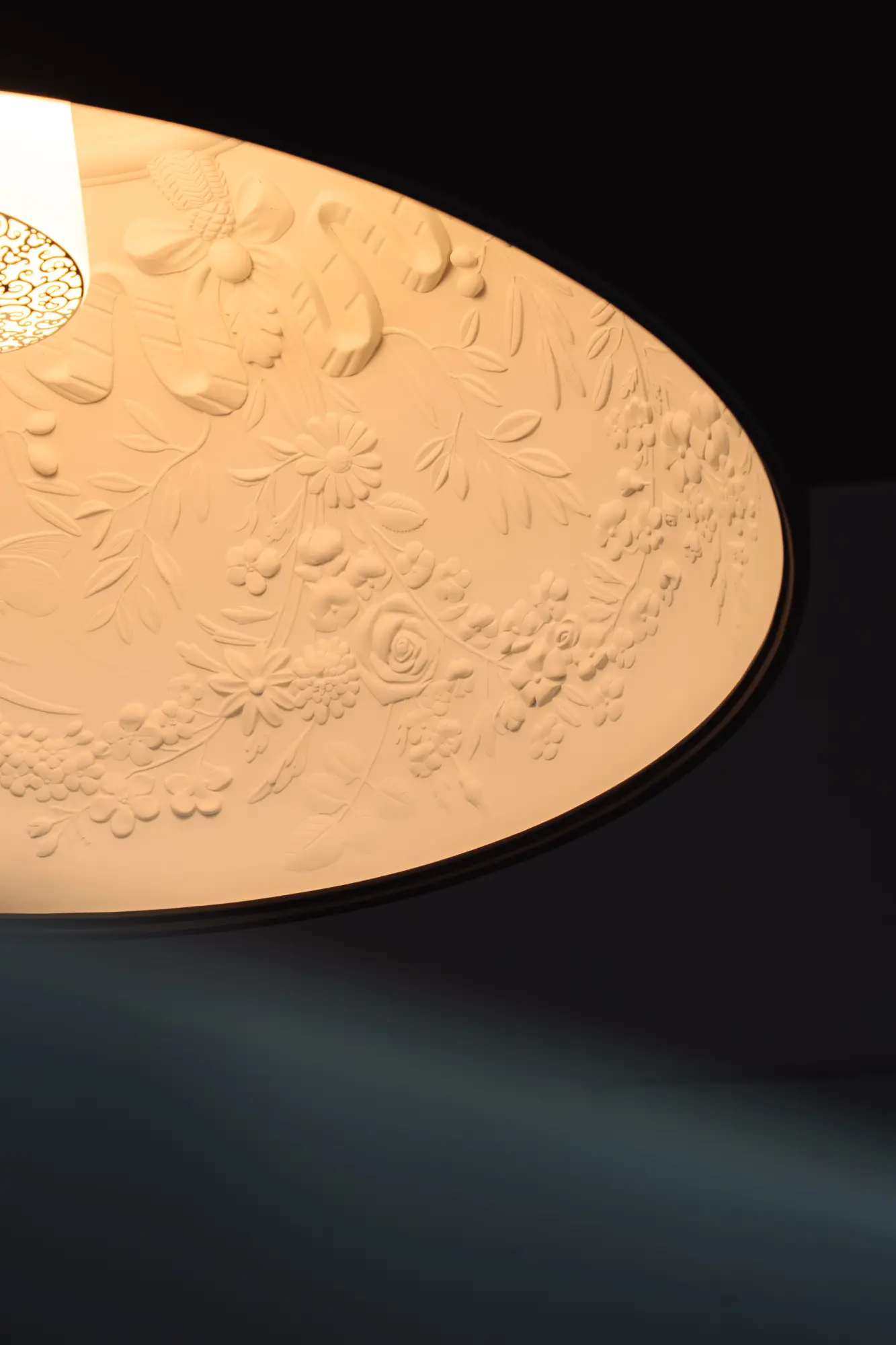 Una elegante presentación de catering con platos sofisticados y decorativos, ideal para eventos exclusivos. La imagen refleja un estilo refinado y atención al detalle en la gastronomía.